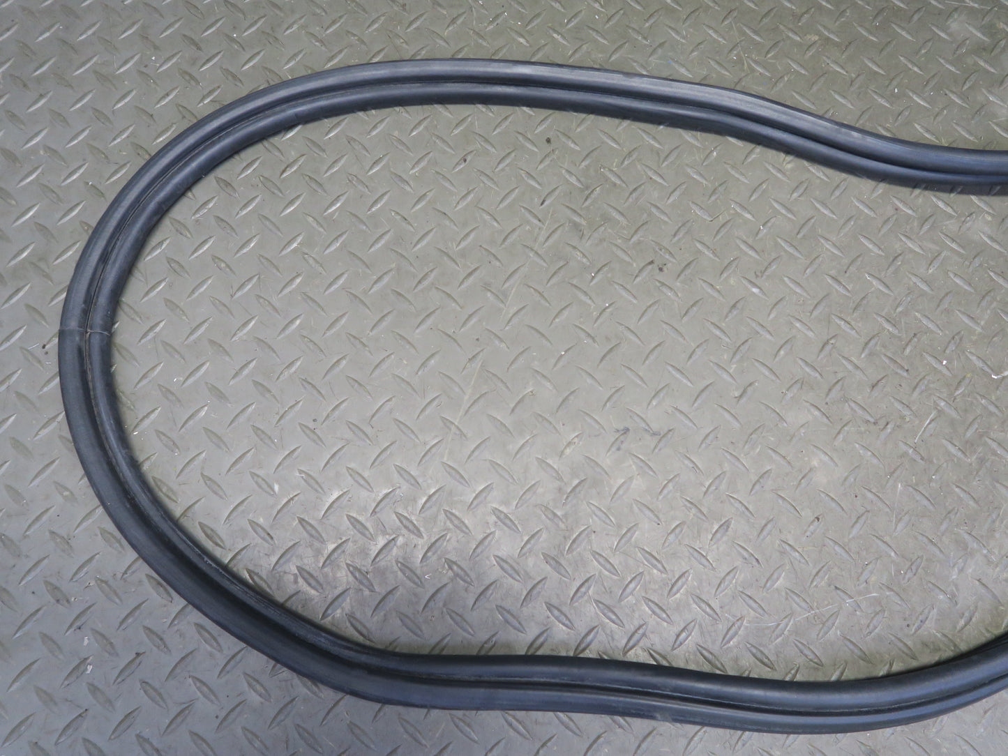 01-06 BMW E46 330ci Convertible Rear Trunk Lid Weatherstrip Rubber Seal OEM