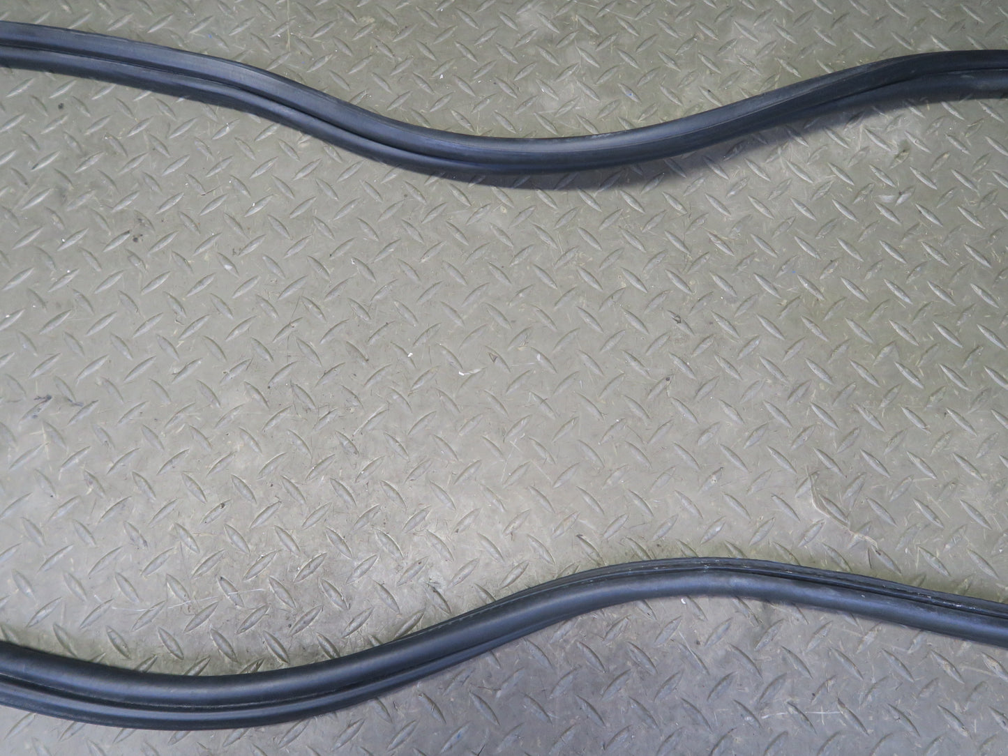 01-06 BMW E46 330ci Convertible Rear Trunk Lid Weatherstrip Rubber Seal OEM