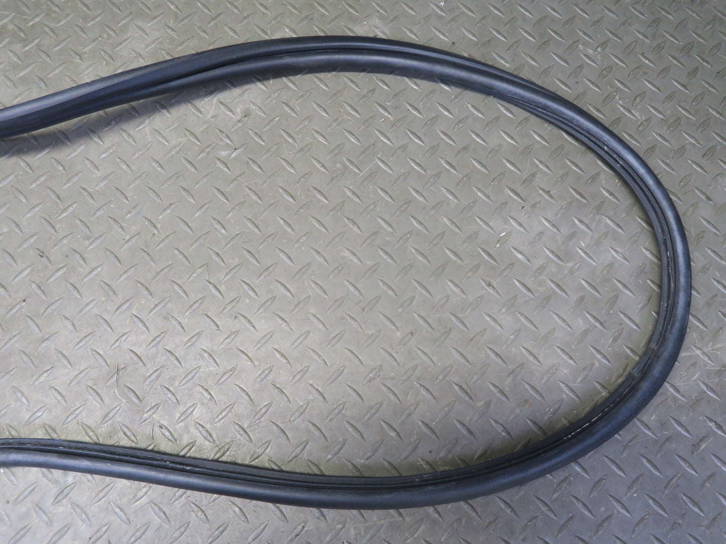 01-06 BMW E46 330ci Convertible Rear Trunk Lid Weatherstrip Rubber Seal OEM