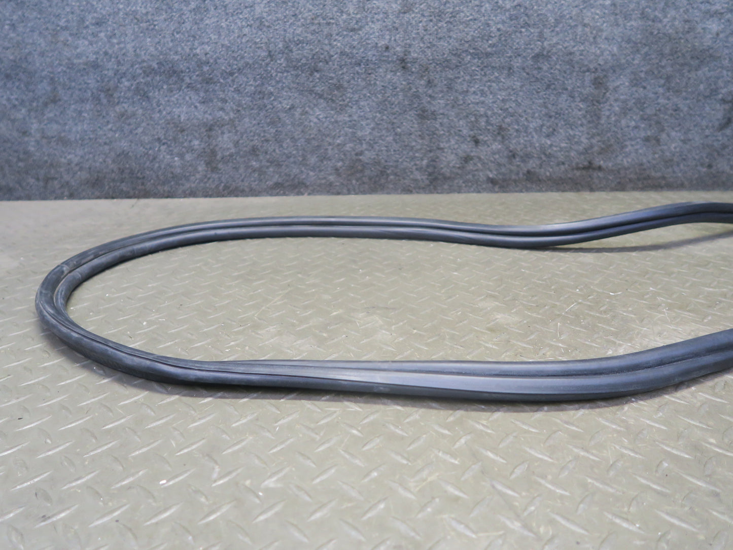 01-06 BMW E46 330ci Convertible Rear Trunk Lid Weatherstrip Rubber Seal OEM