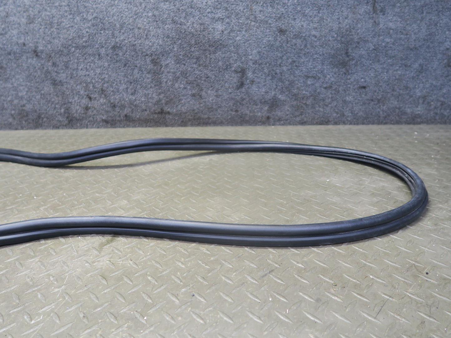 01-06 BMW E46 330ci Convertible Rear Trunk Lid Weatherstrip Rubber Seal OEM