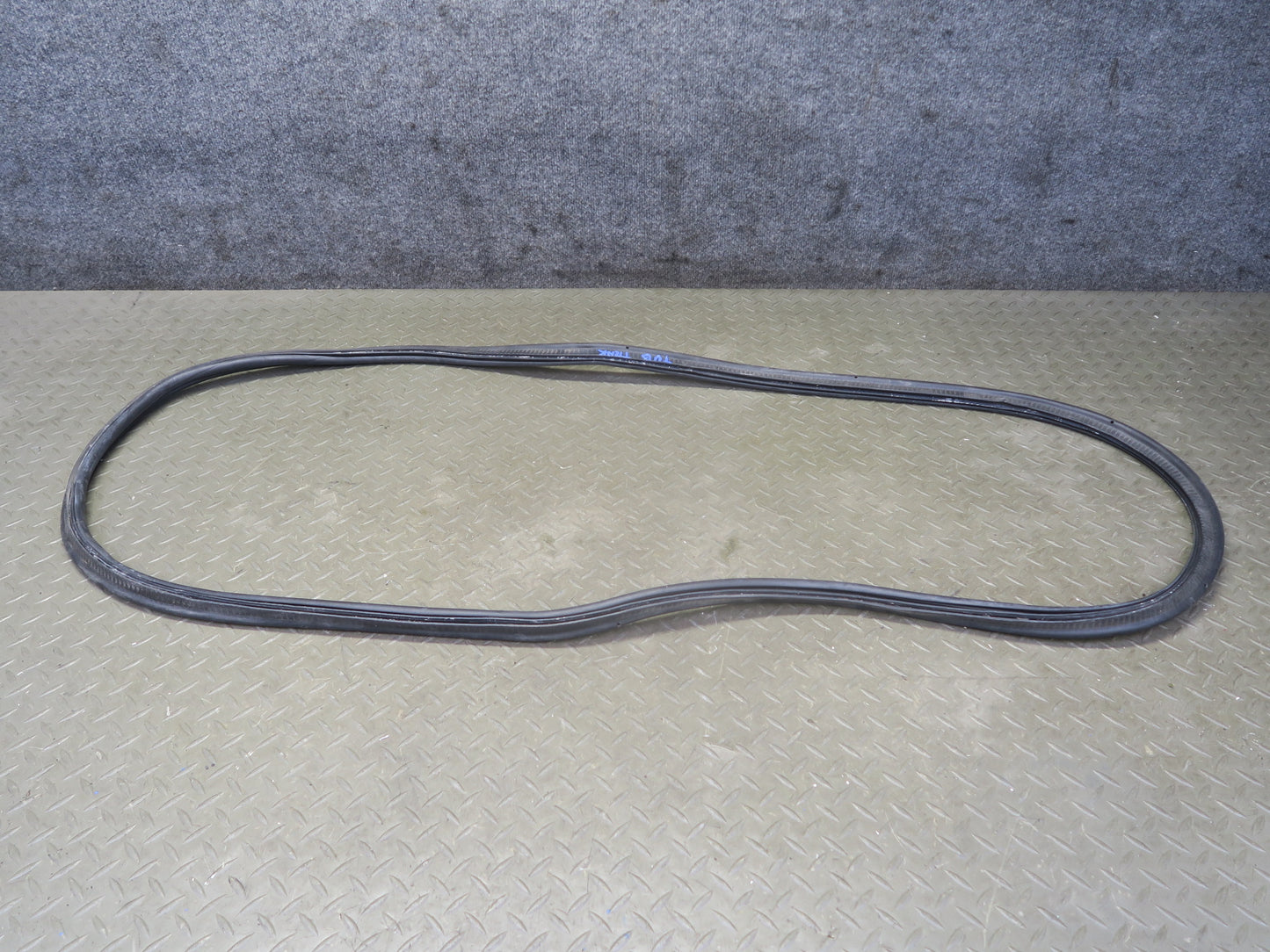 01-06 BMW E46 330ci Convertible Rear Trunk Lid Weatherstrip Rubber Seal OEM