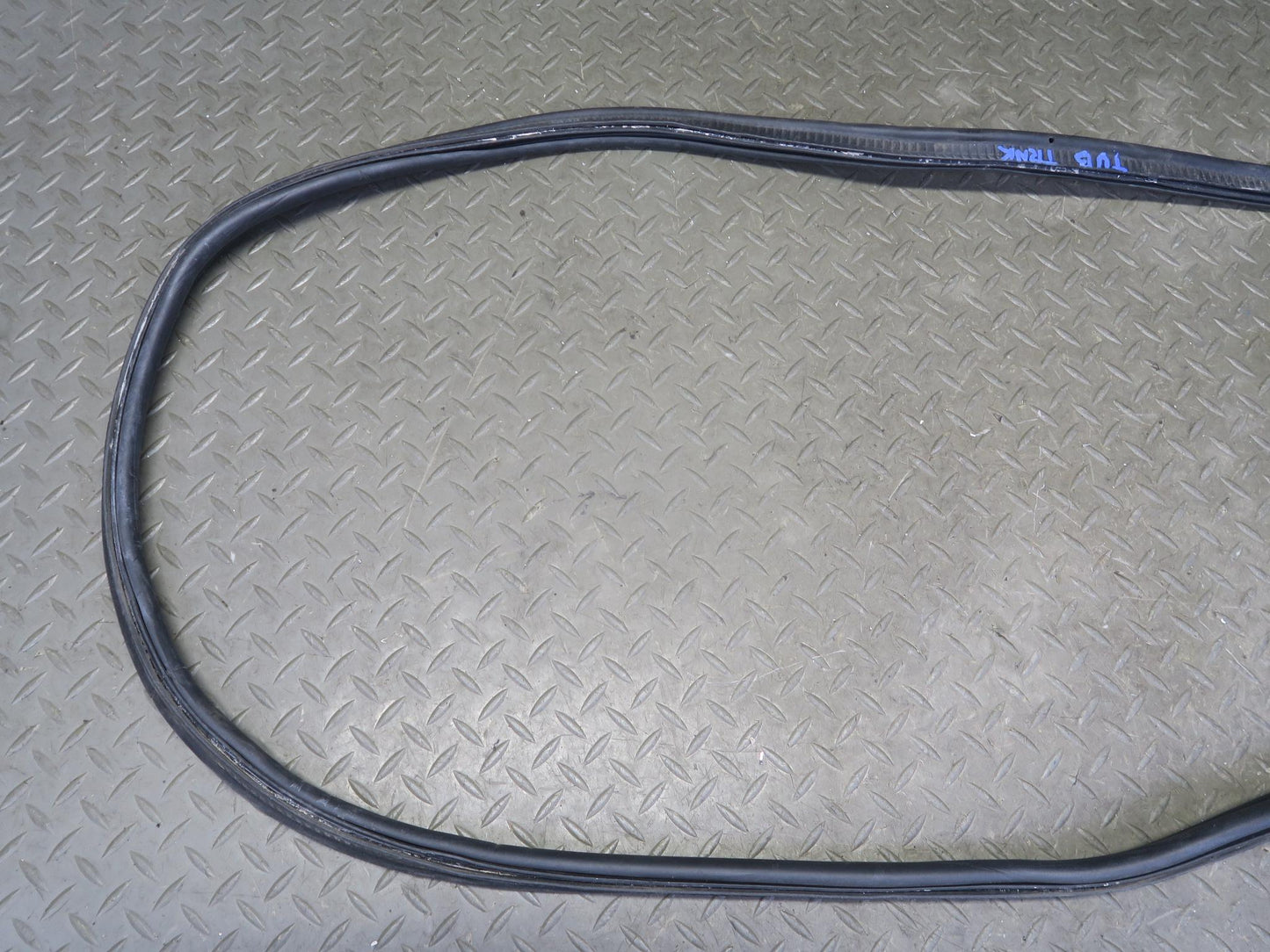 01-06 BMW E46 330ci Convertible Rear Trunk Lid Weatherstrip Rubber Seal OEM