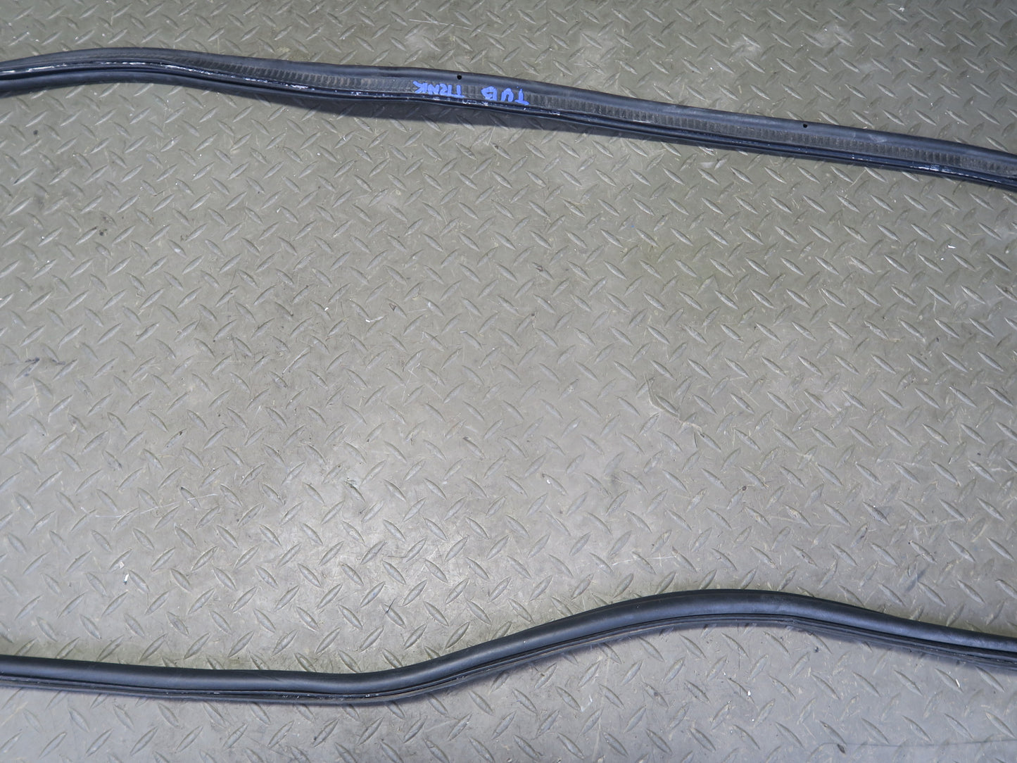 01-06 BMW E46 330ci Convertible Rear Trunk Lid Weatherstrip Rubber Seal OEM