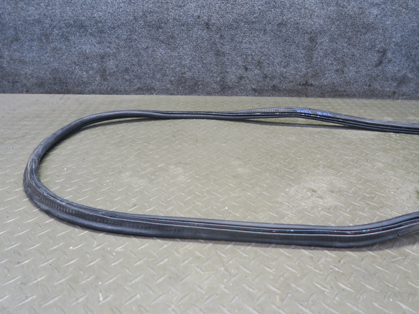 01-06 BMW E46 330ci Convertible Rear Trunk Lid Weatherstrip Rubber Seal OEM