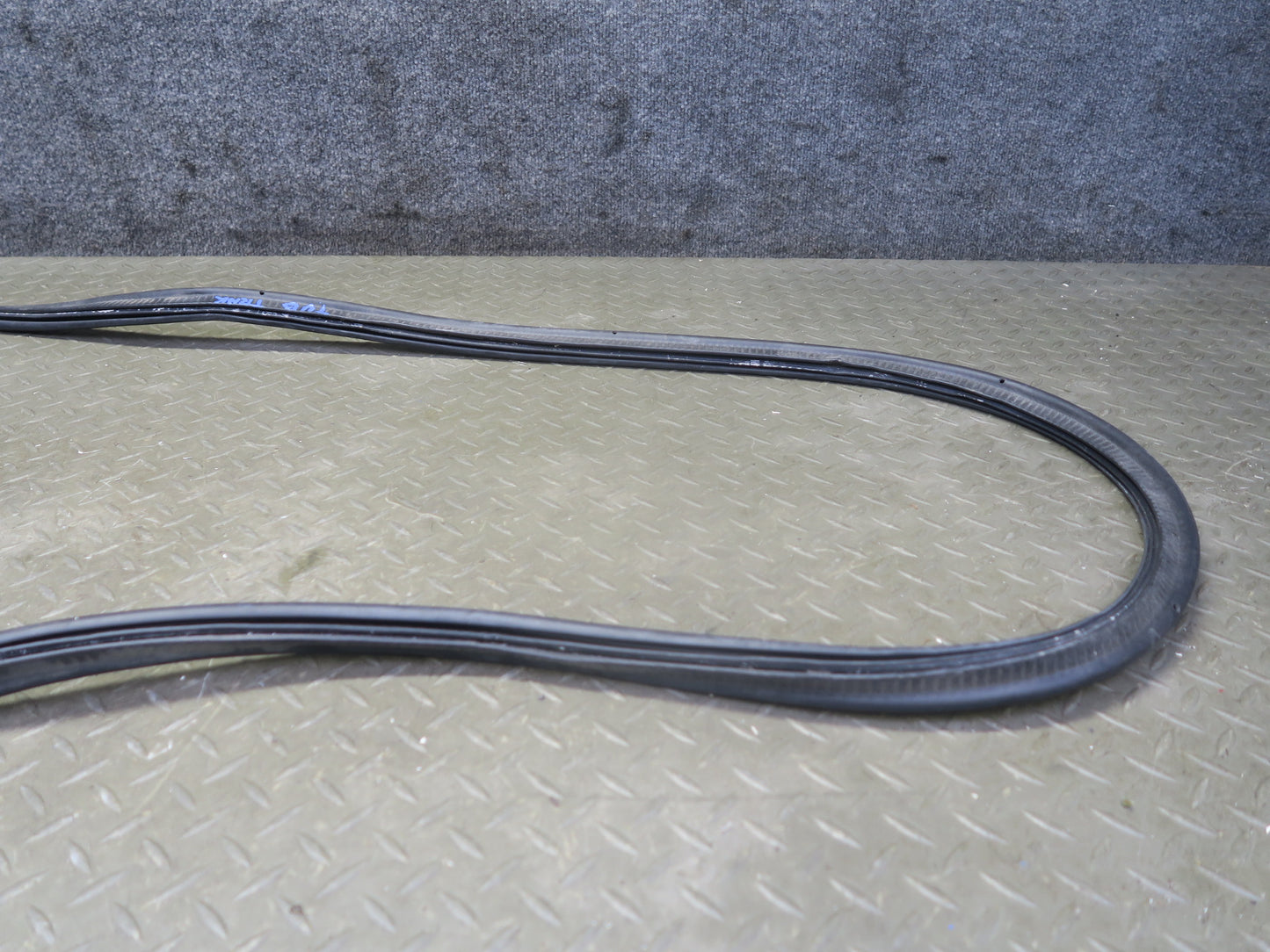 01-06 BMW E46 330ci Convertible Rear Trunk Lid Weatherstrip Rubber Seal OEM