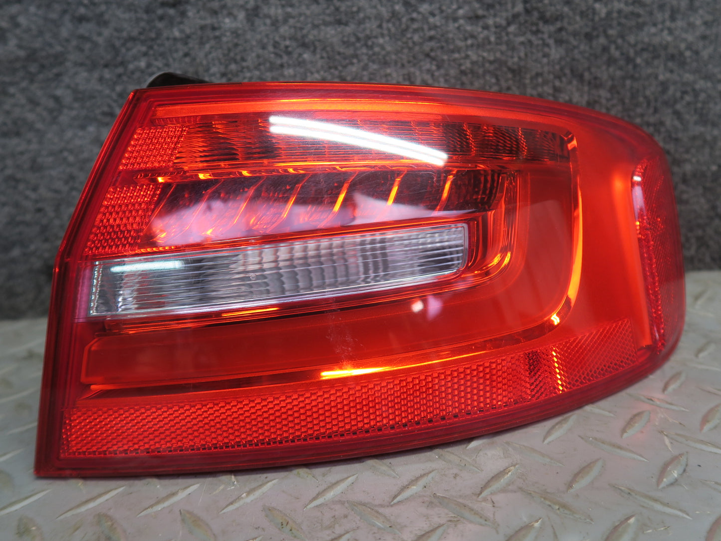 13-16 Audi A4 S4 B8 Rear Right Side Outer Tail Light Lamp 8K5945096AD OEM