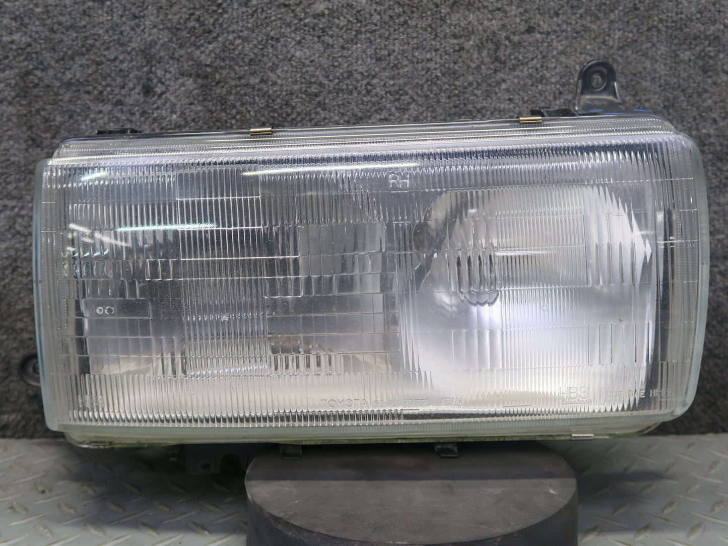 1991-1993 Toyota Land Cruiser FJ80 Front Right Headlight Lamp