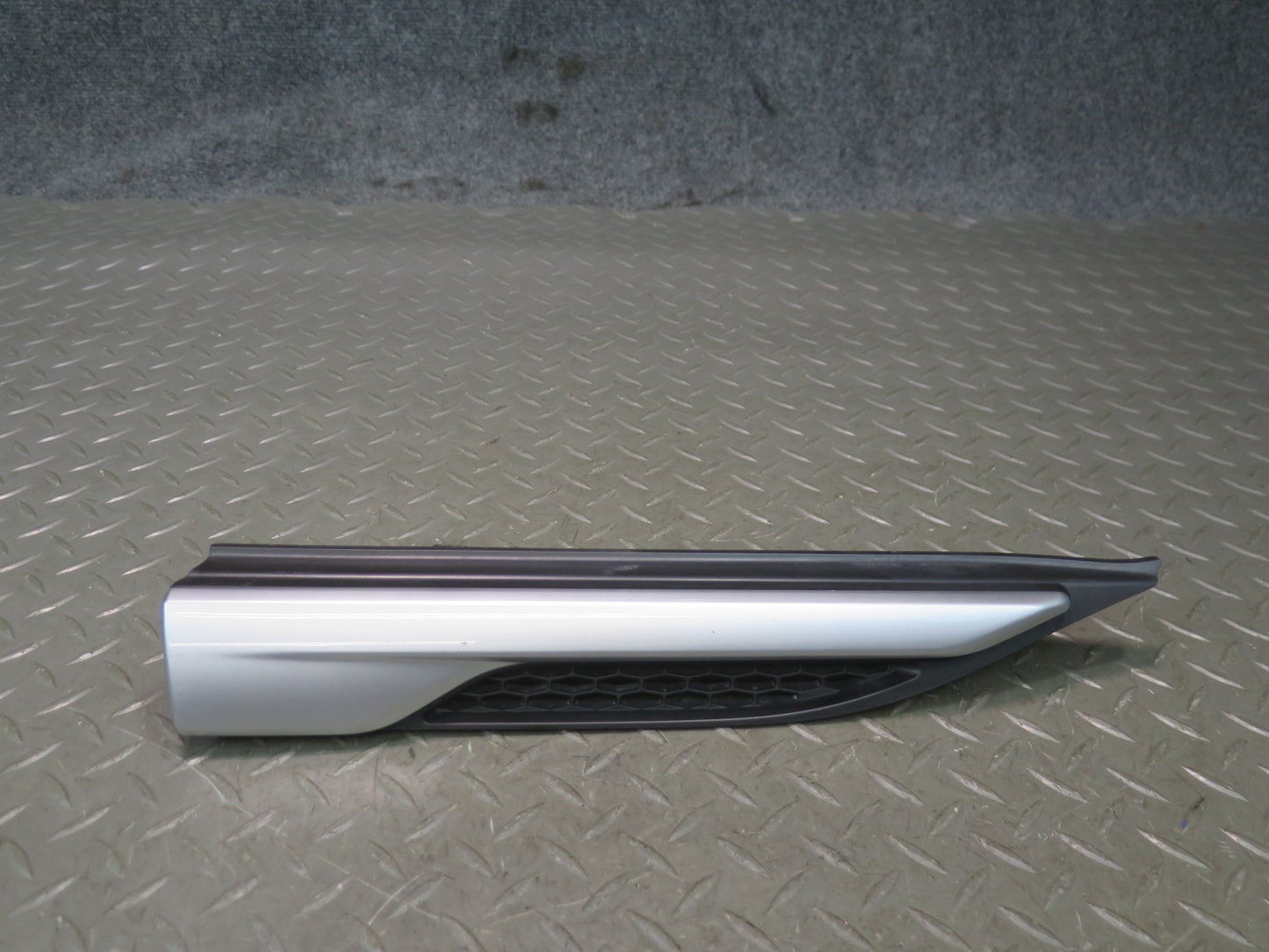2012-2019 Range Rover Evoque L538 Front Right Fender Air Vent Grille Molding