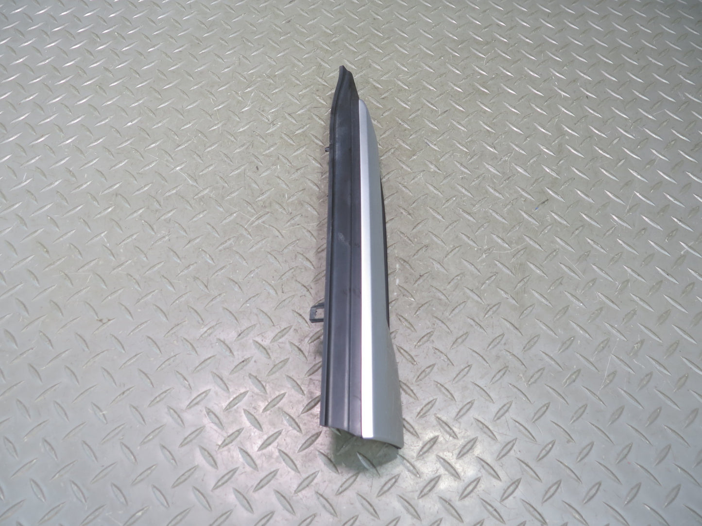 2012-2019 Range Rover Evoque L538 Front Right Fender Air Vent Grille Molding