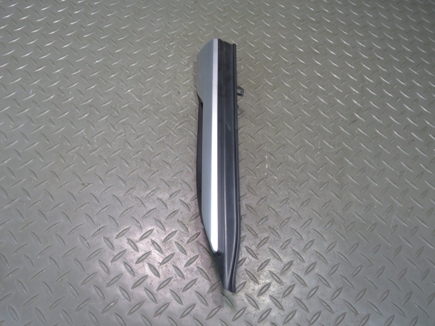 2012-2019 Range Rover Evoque L538 Front Right Fender Air Vent Grille Molding