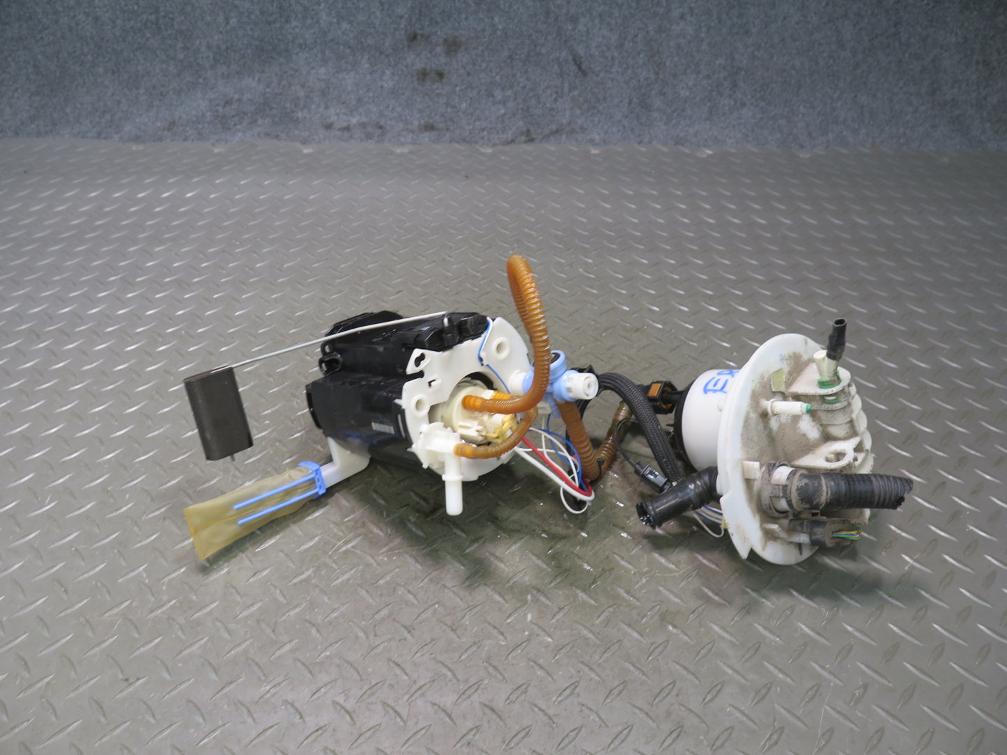 2012-2015 Range Rover Evoque L538 Fuel Pump Level Sensor Assembly