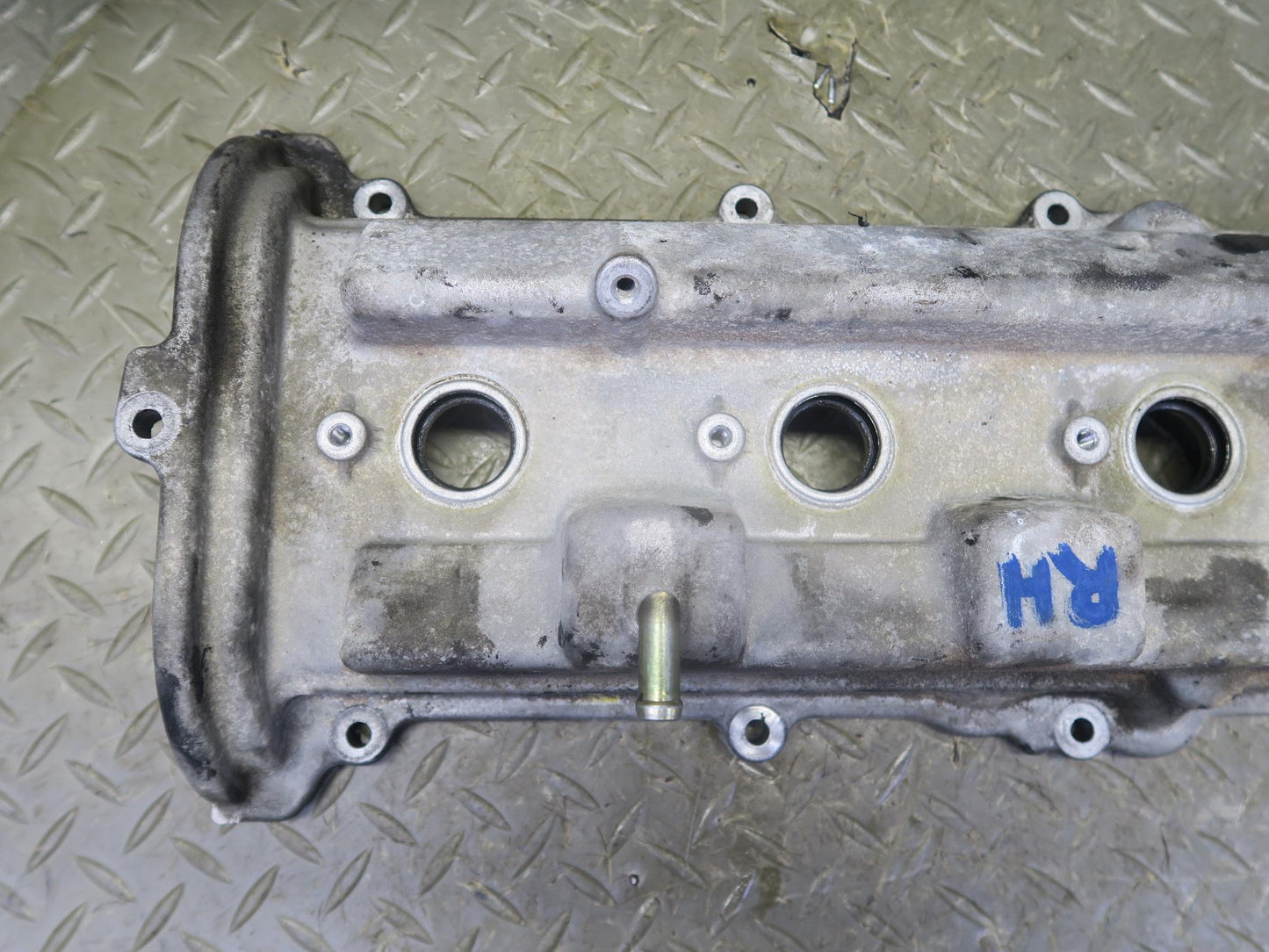 98-00 Lexus LS400 SC400 1UZFE 4.0L Right Engine Cylinder Cover w Bolts OEM