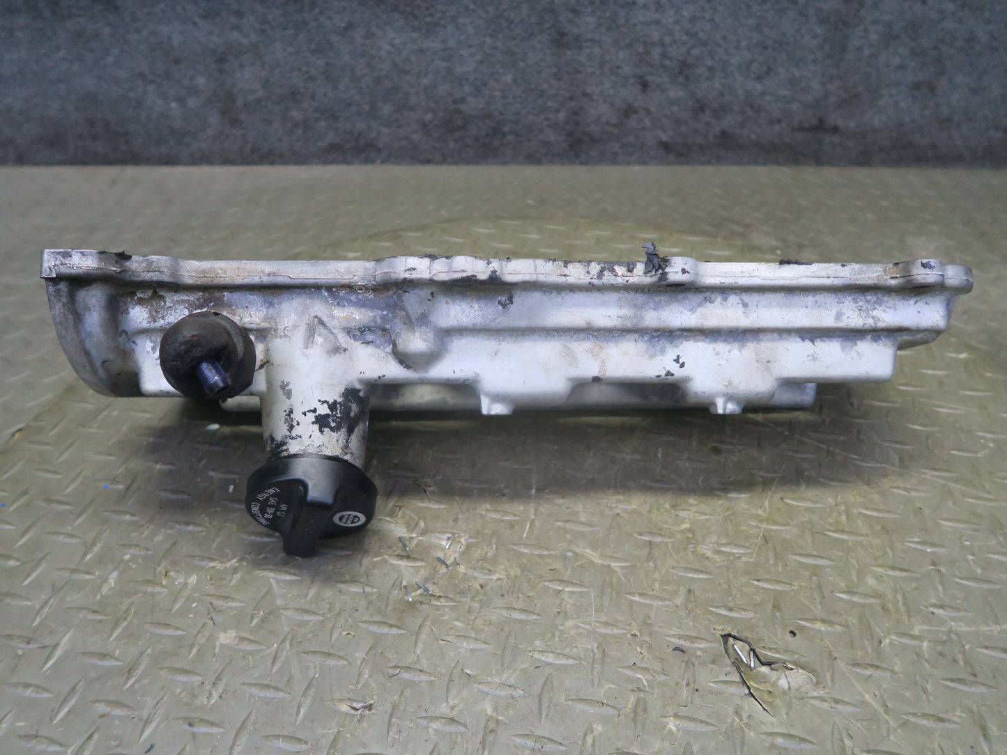 98-00 Lexus LS400 SC400 1UZFE 4.0L Left Engine Cylinder Cover w Bolts OEM