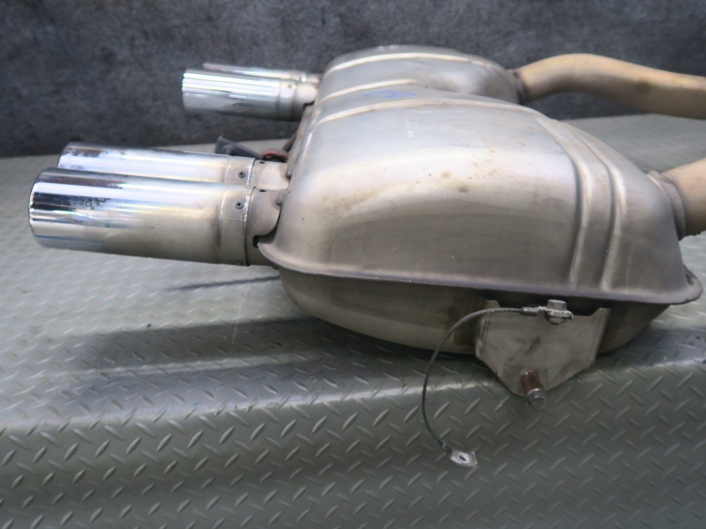 2008-2013 BMW E92 E93 M3 Rear Back Exhaust Muffler W/ Chrome Tips 7840575