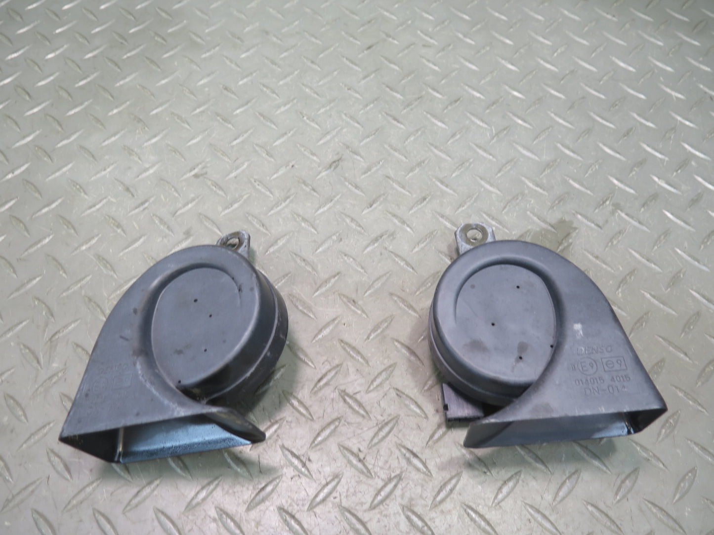 01-05 Lexus JCE10L IS300 Set of 2 High & Low Tone Note Pitch Horn Signal OEM