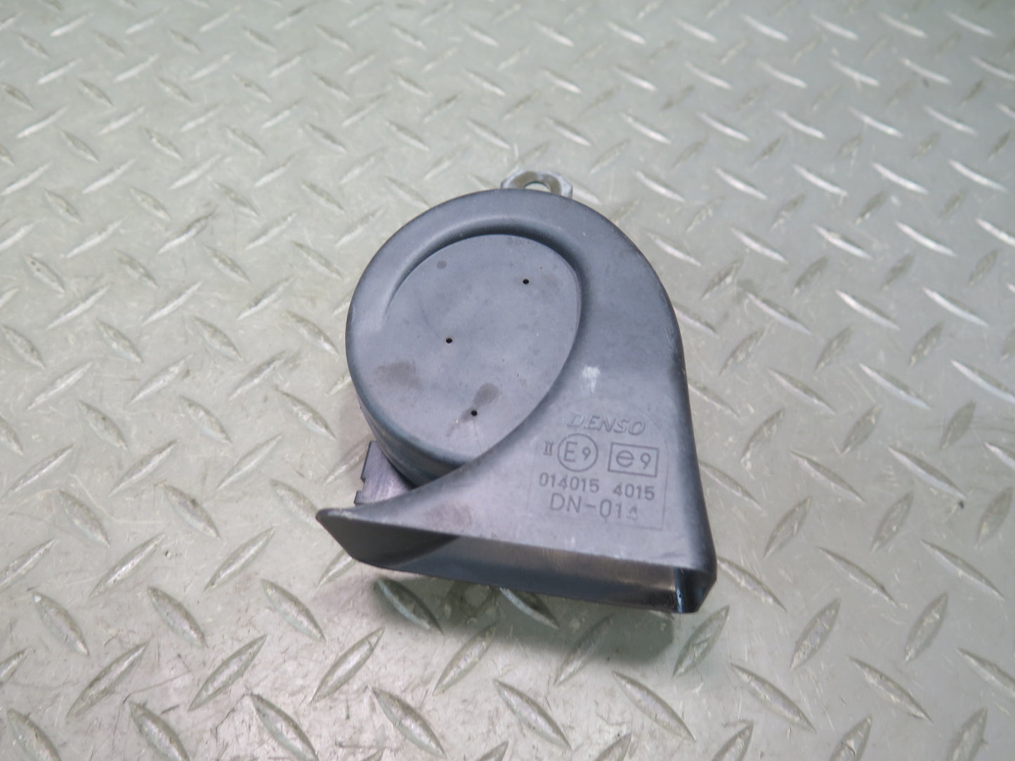 01-05 Lexus JCE10L IS300 Set of 2 High & Low Tone Note Pitch Horn Signal OEM