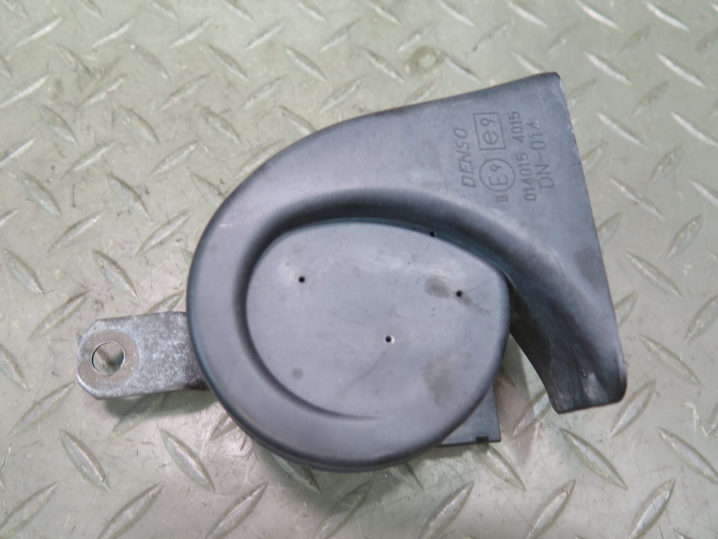 01-05 Lexus JCE10L IS300 Set of 2 High & Low Tone Note Pitch Horn Signal OEM