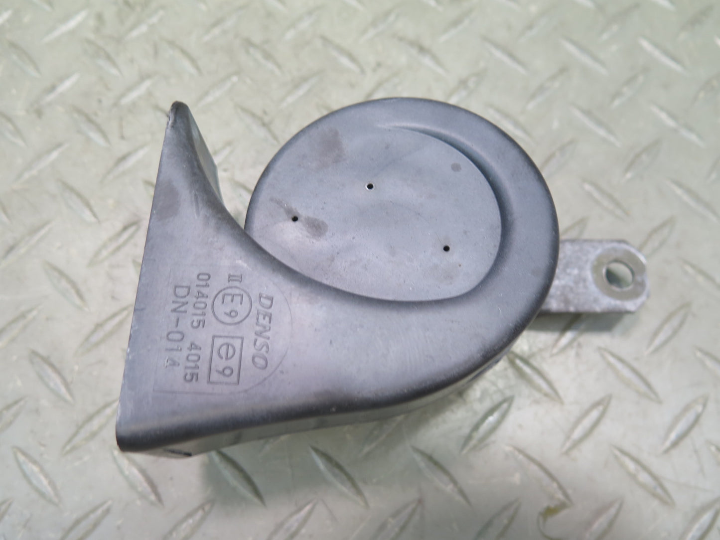 01-05 Lexus JCE10L IS300 Set of 2 High & Low Tone Note Pitch Horn Signal OEM