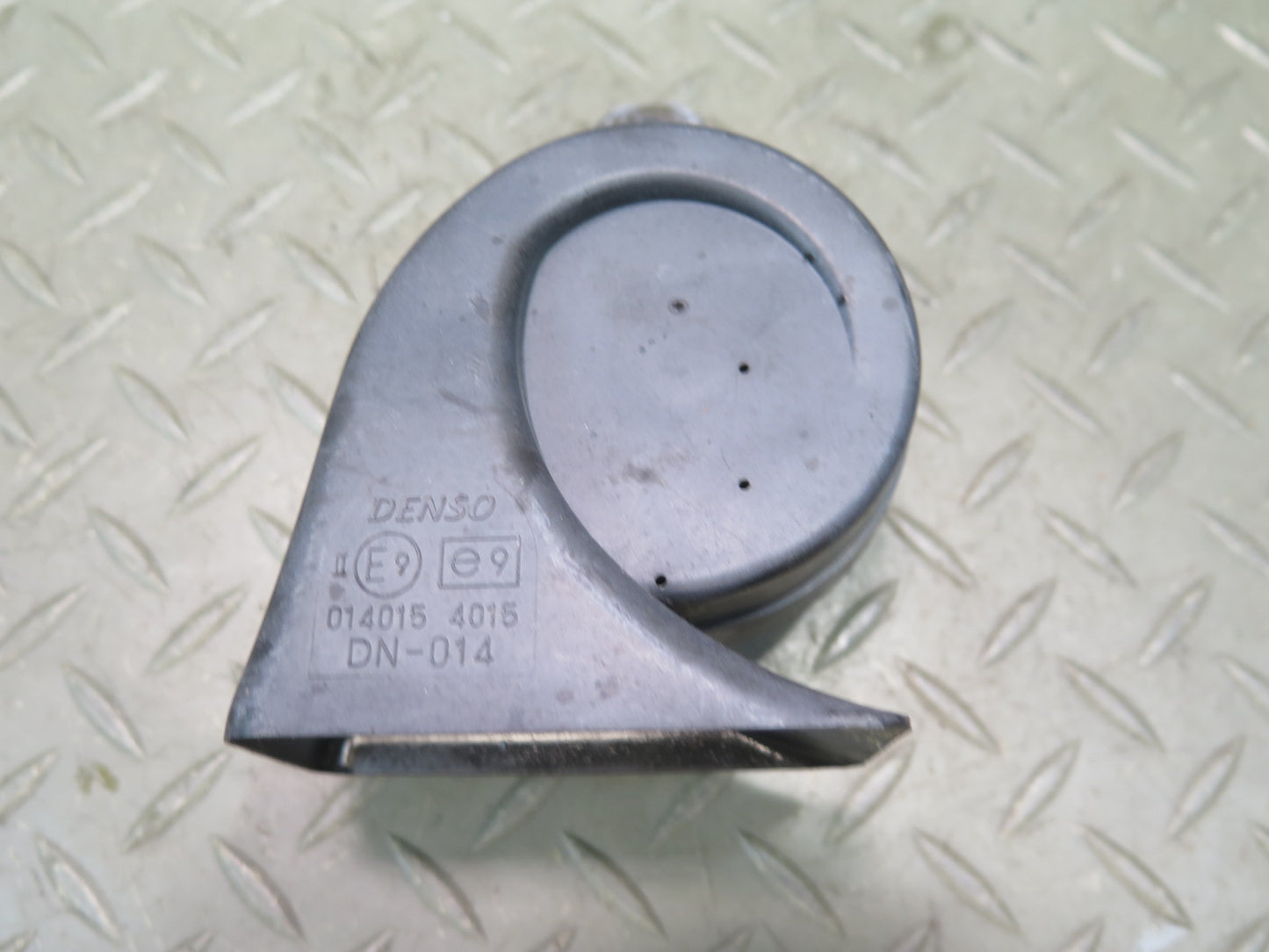 01-05 Lexus JCE10L IS300 Set of 2 High & Low Tone Note Pitch Horn Signal OEM