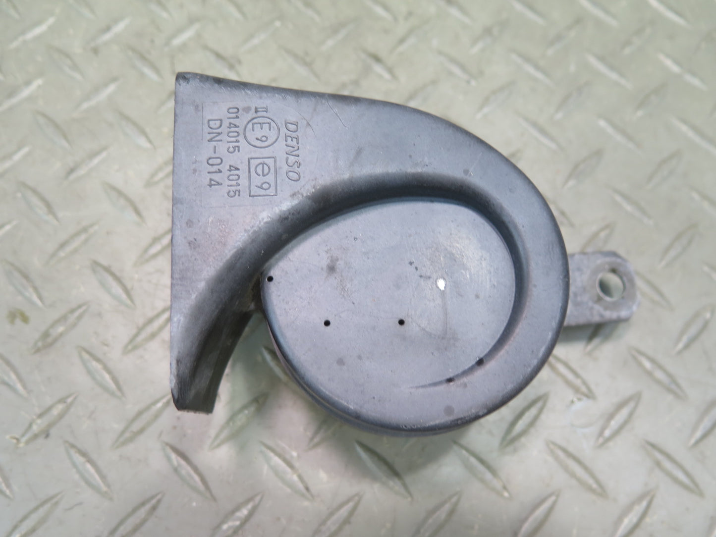 01-05 Lexus JCE10L IS300 Set of 2 High & Low Tone Note Pitch Horn Signal OEM