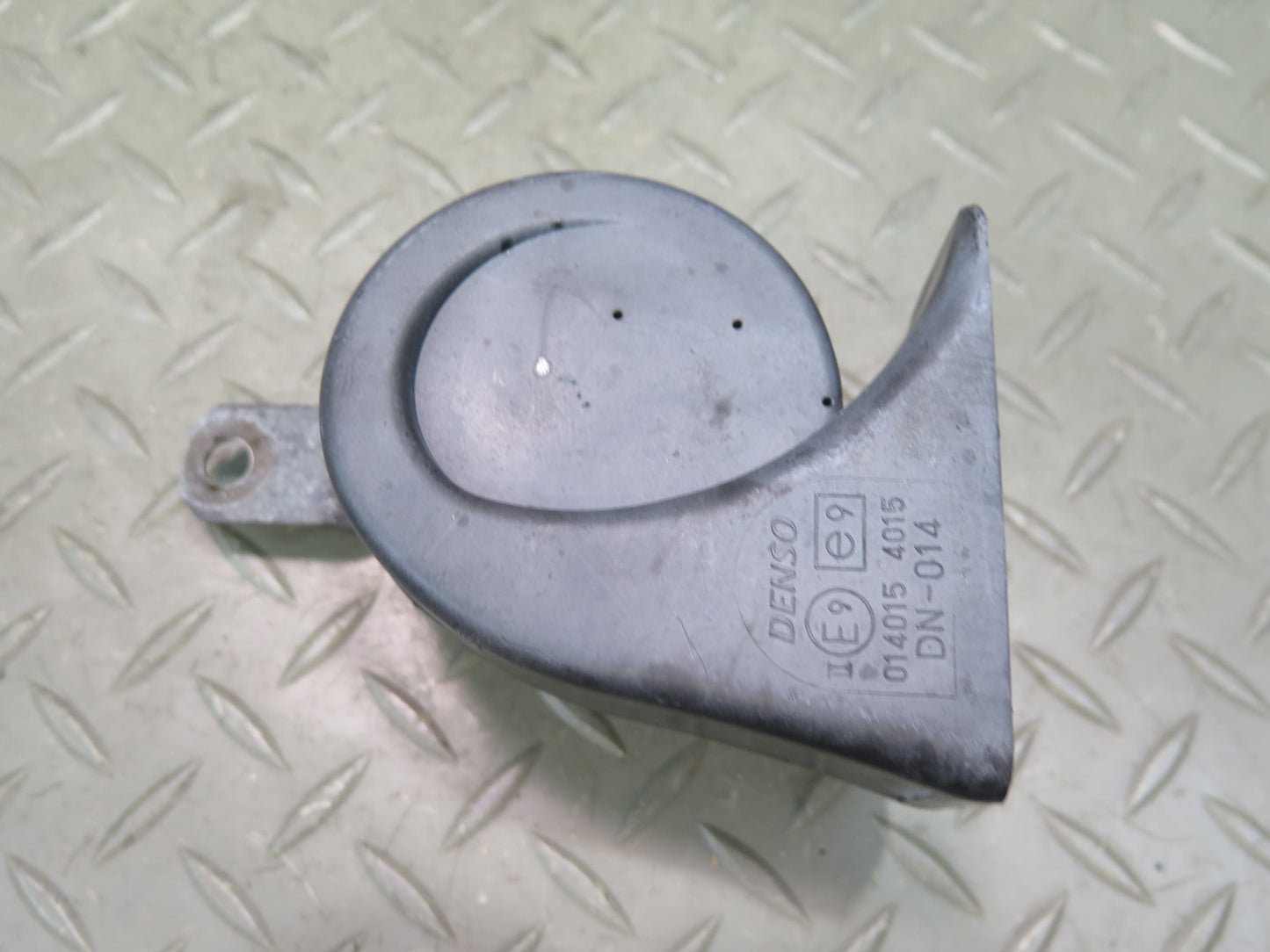 01-05 Lexus JCE10L IS300 Set of 2 High & Low Tone Note Pitch Horn Signal OEM