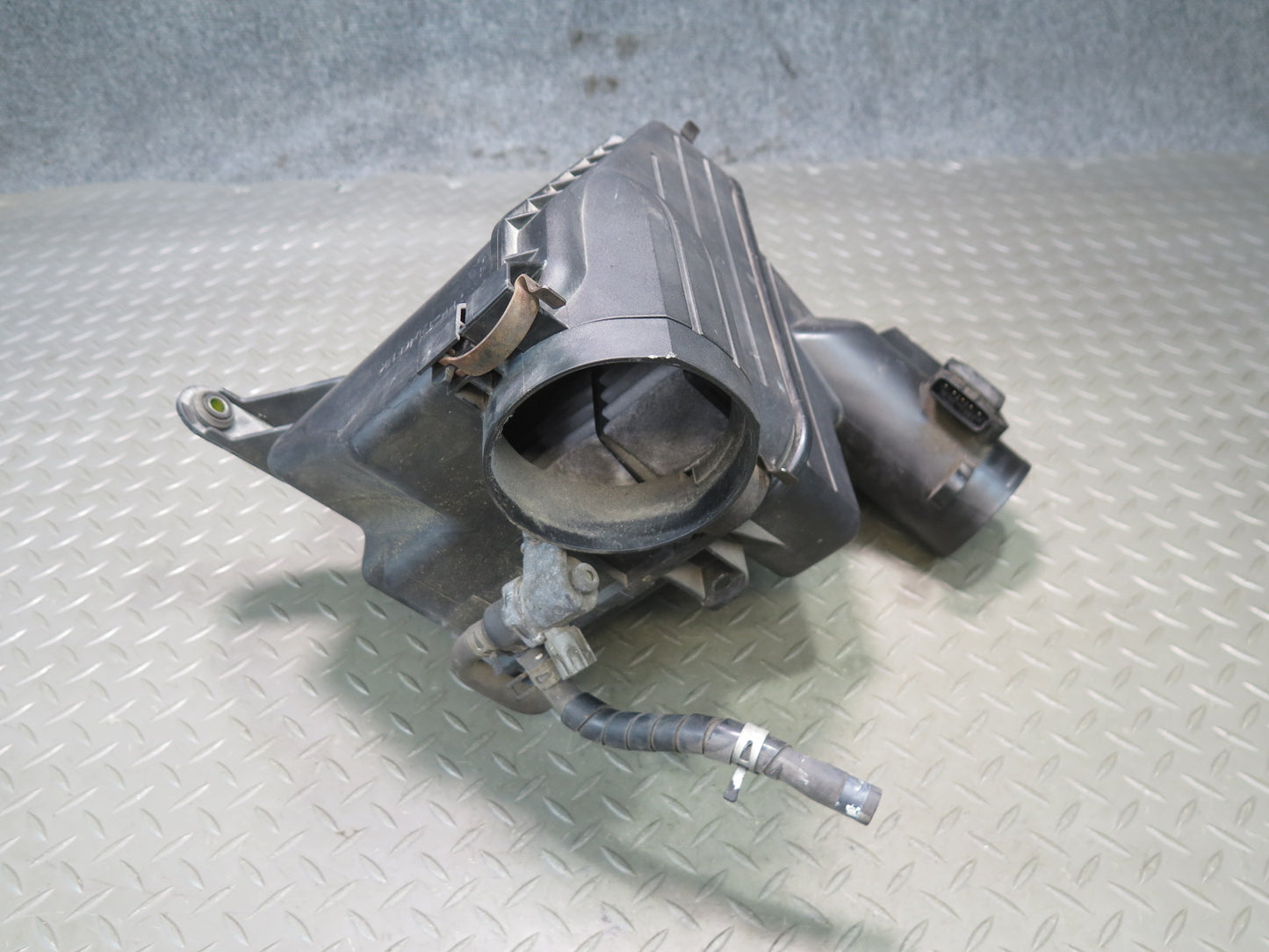 01-05 Lexus JCE10L IS300 Air Intake Cleaner Filter Box w MAF Sensor OEM