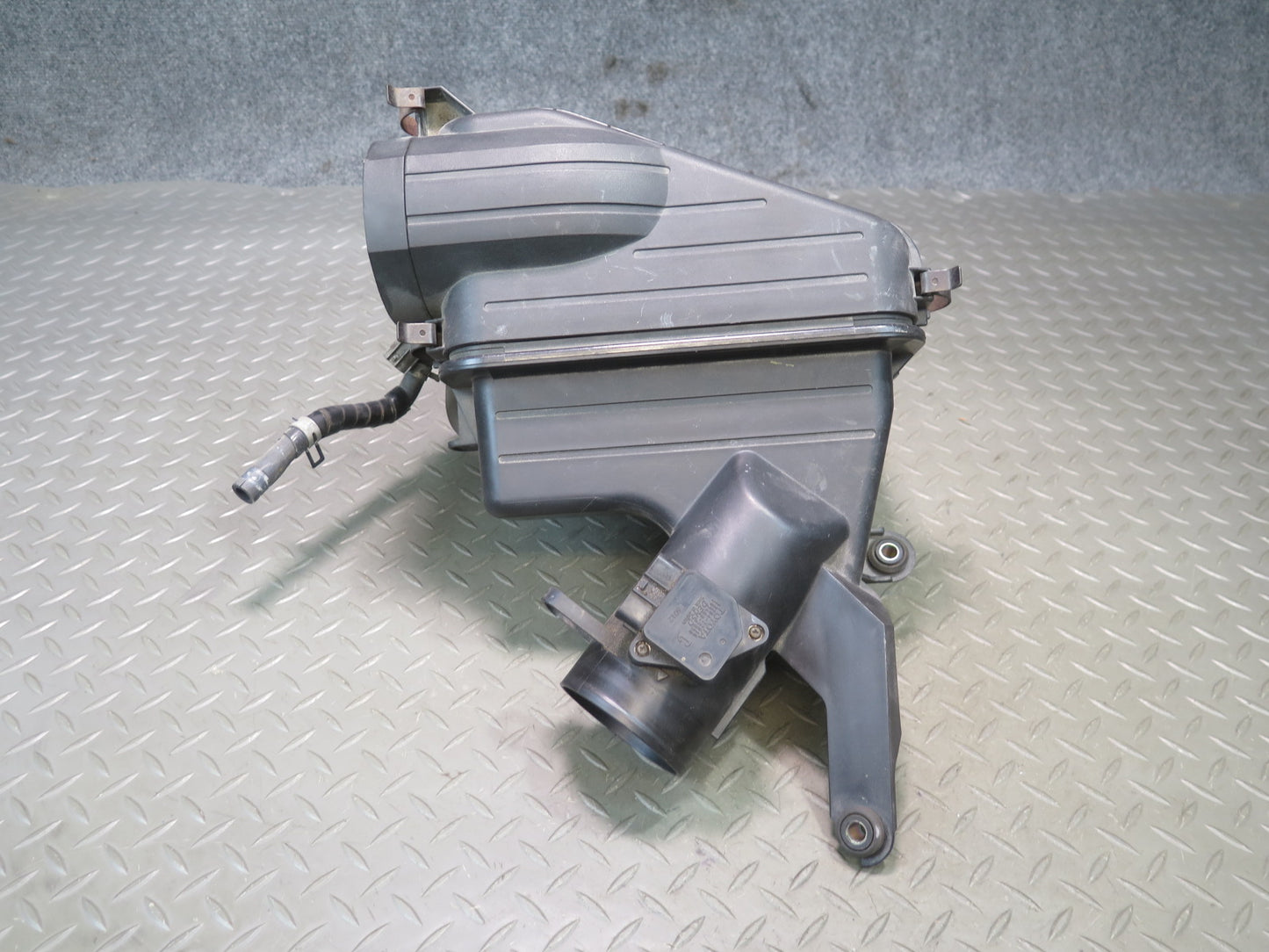 01-05 Lexus JCE10L IS300 Air Intake Cleaner Filter Box w MAF Sensor OEM