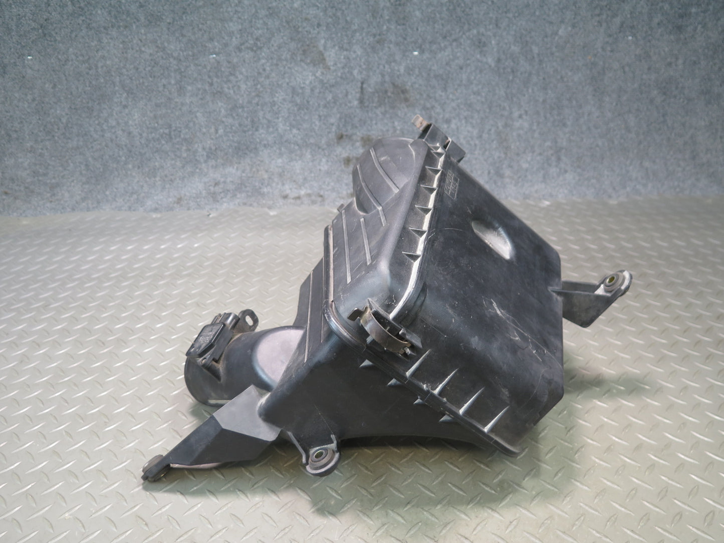 01-05 Lexus JCE10L IS300 Air Intake Cleaner Filter Box w MAF Sensor OEM