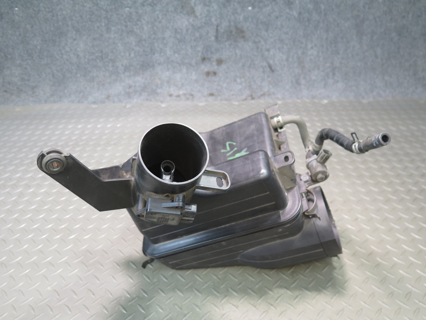 01-05 Lexus JCE10L IS300 Air Intake Cleaner Filter Box w MAF Sensor OEM