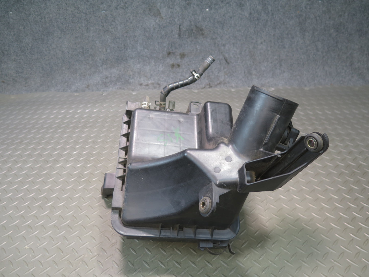 01-05 Lexus JCE10L IS300 Air Intake Cleaner Filter Box w MAF Sensor OEM