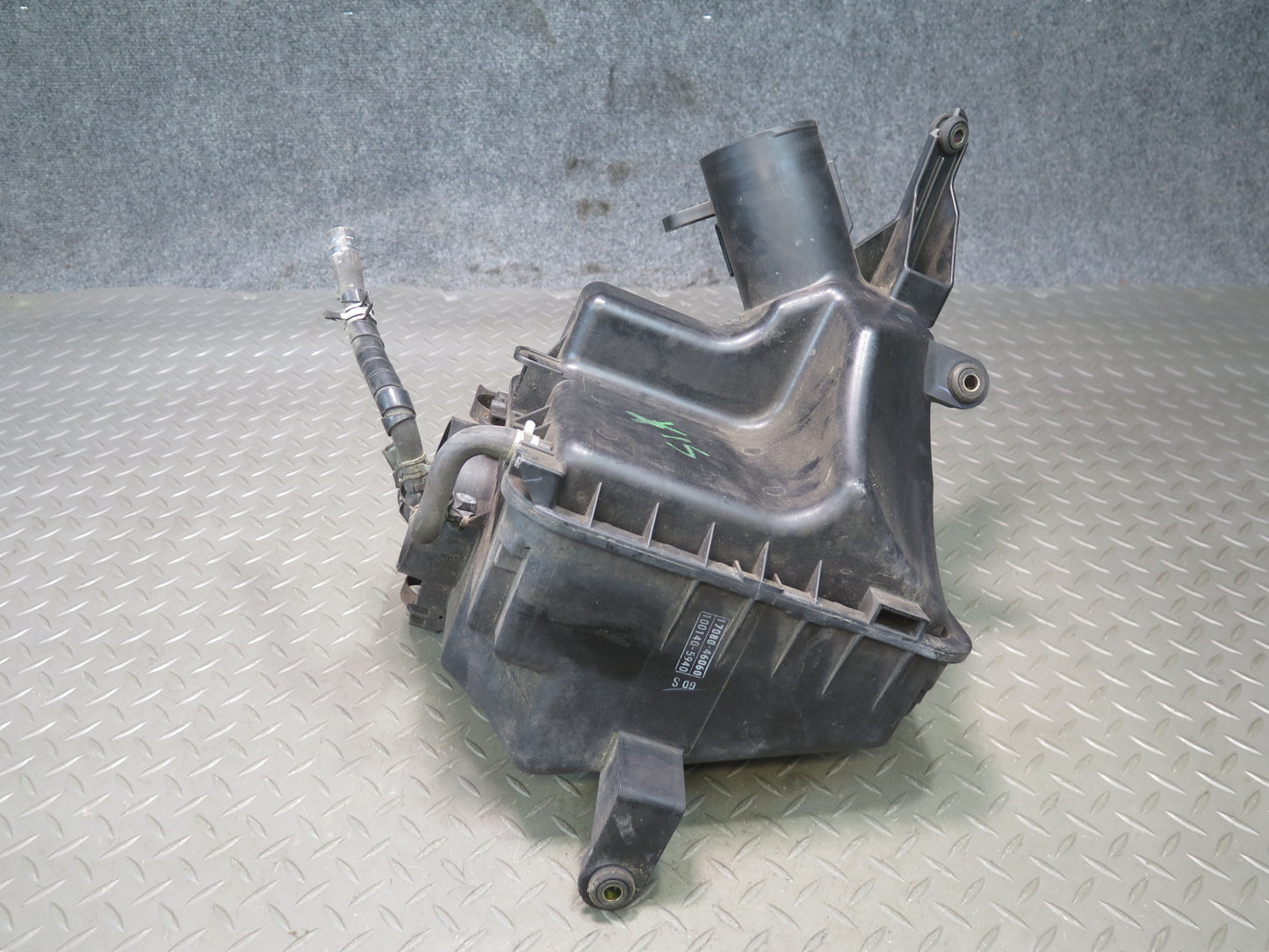 01-05 Lexus JCE10L IS300 Air Intake Cleaner Filter Box w MAF Sensor OEM