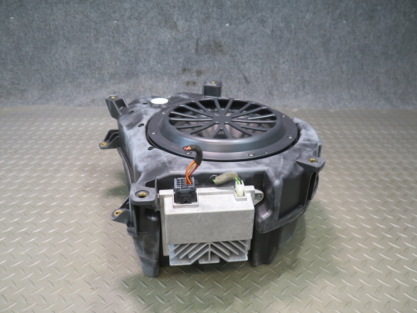 2011-2018 Porsche Cayenne 958 Burmester Subwoofer Bass Speaker W/ Amplifier