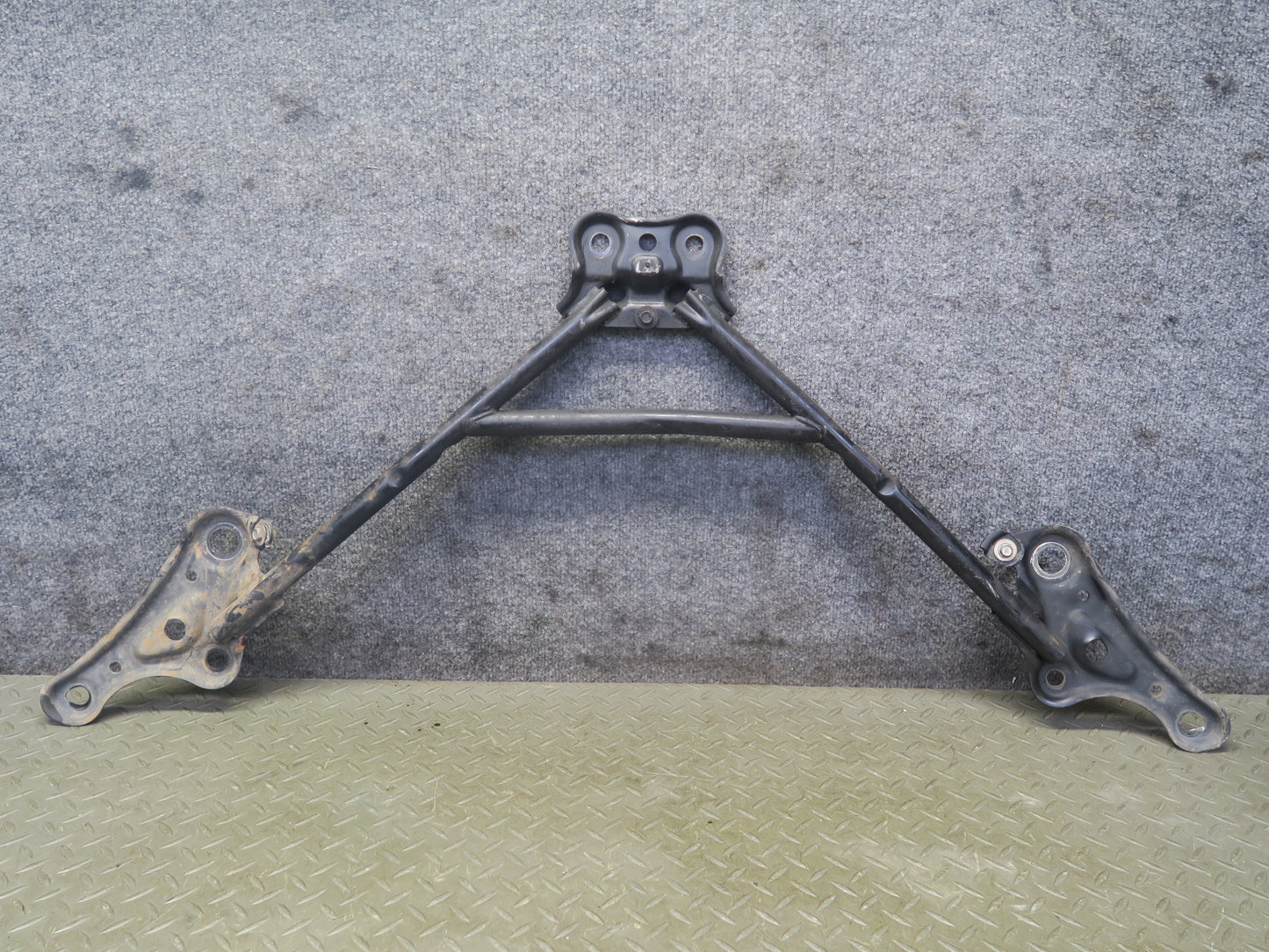 01-05 Lexus JCE10L IS300 Front Engine Suspension Sub Frame Cradle Brace OEM