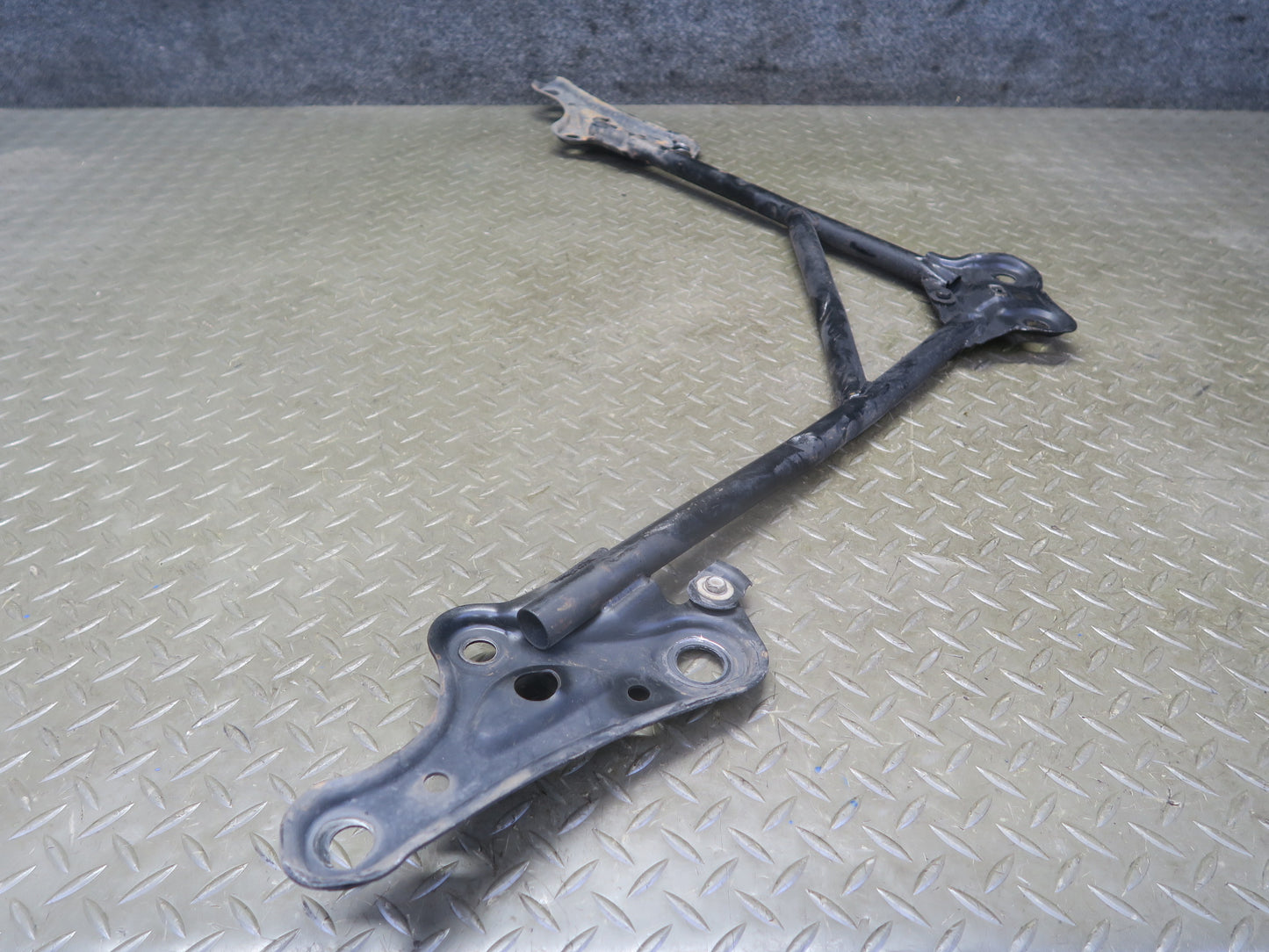 01-05 Lexus JCE10L IS300 Front Engine Suspension Sub Frame Cradle Brace OEM