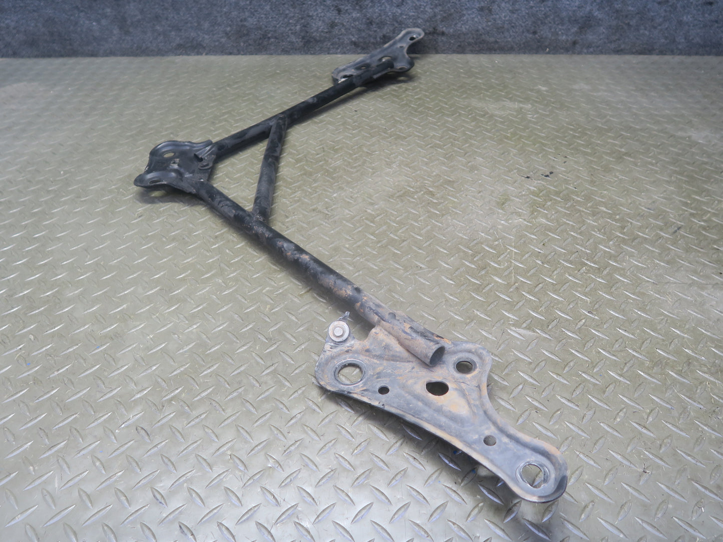 01-05 Lexus JCE10L IS300 Front Engine Suspension Sub Frame Cradle Brace OEM