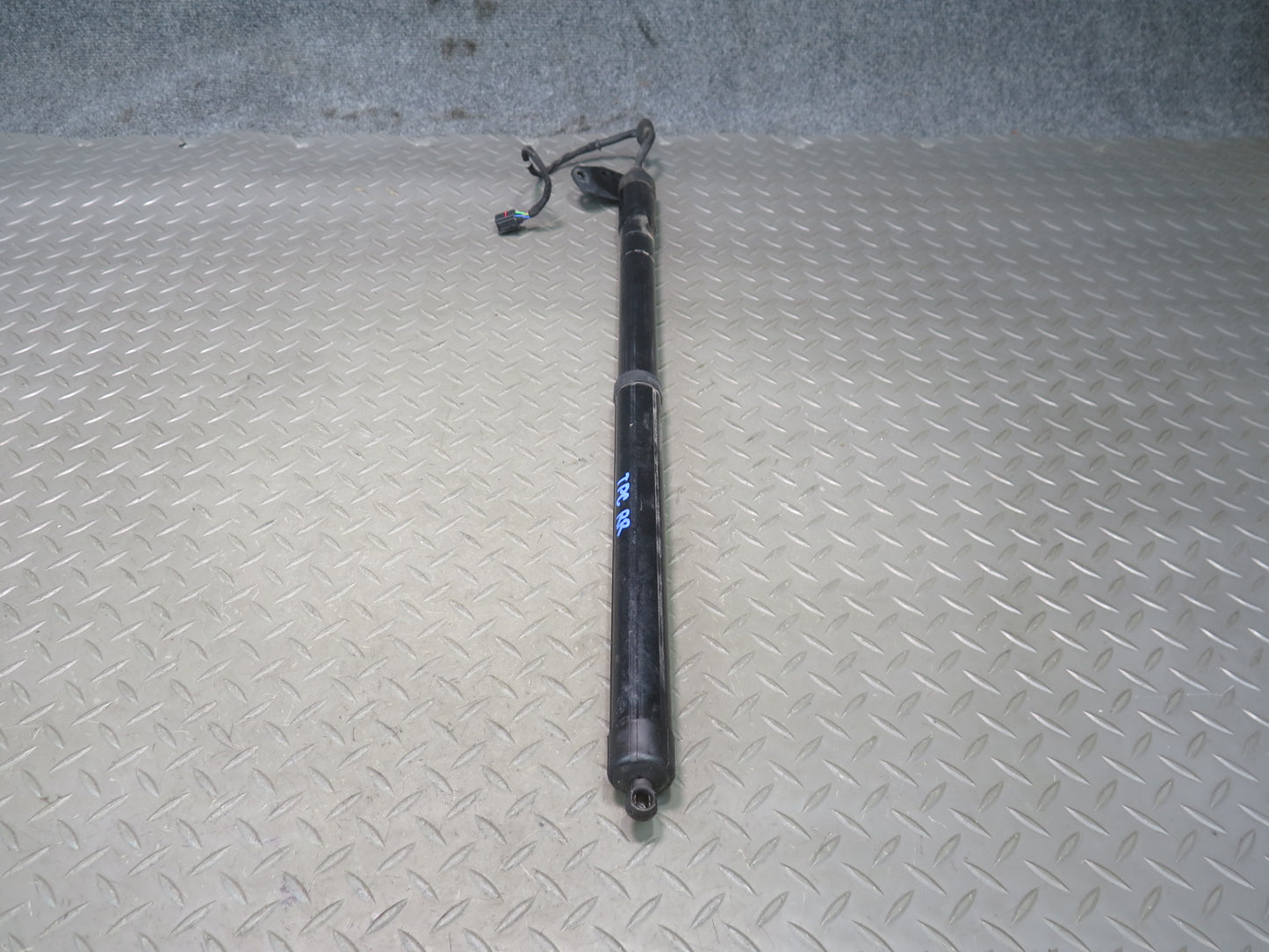 2011-2014 Porsche Cayenne 958 Rear Trunk Hatch Strut Shock Left Right Side Set