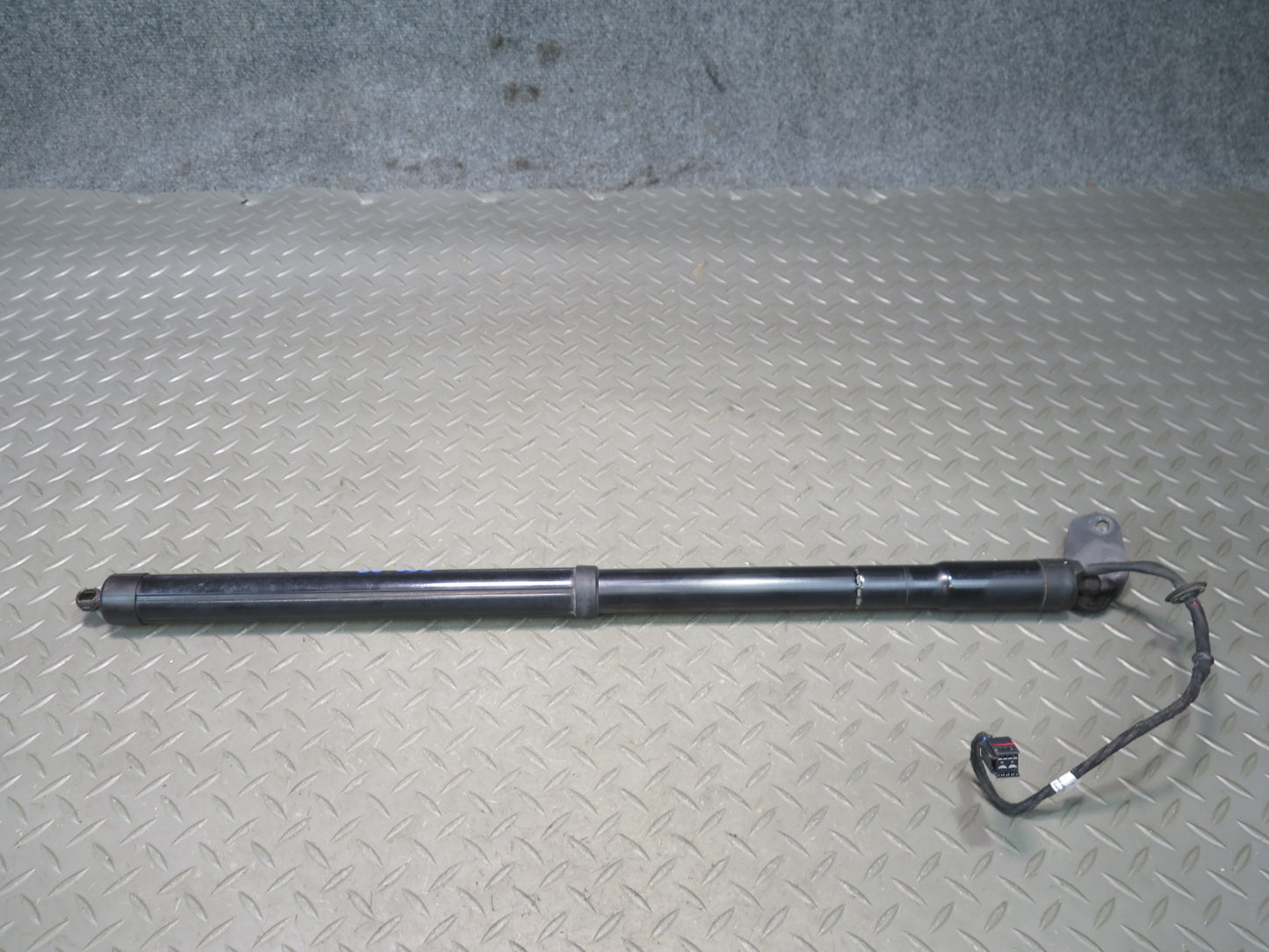 2011-2014 Porsche Cayenne 958 Rear Trunk Hatch Strut Shock Left Right Side Set