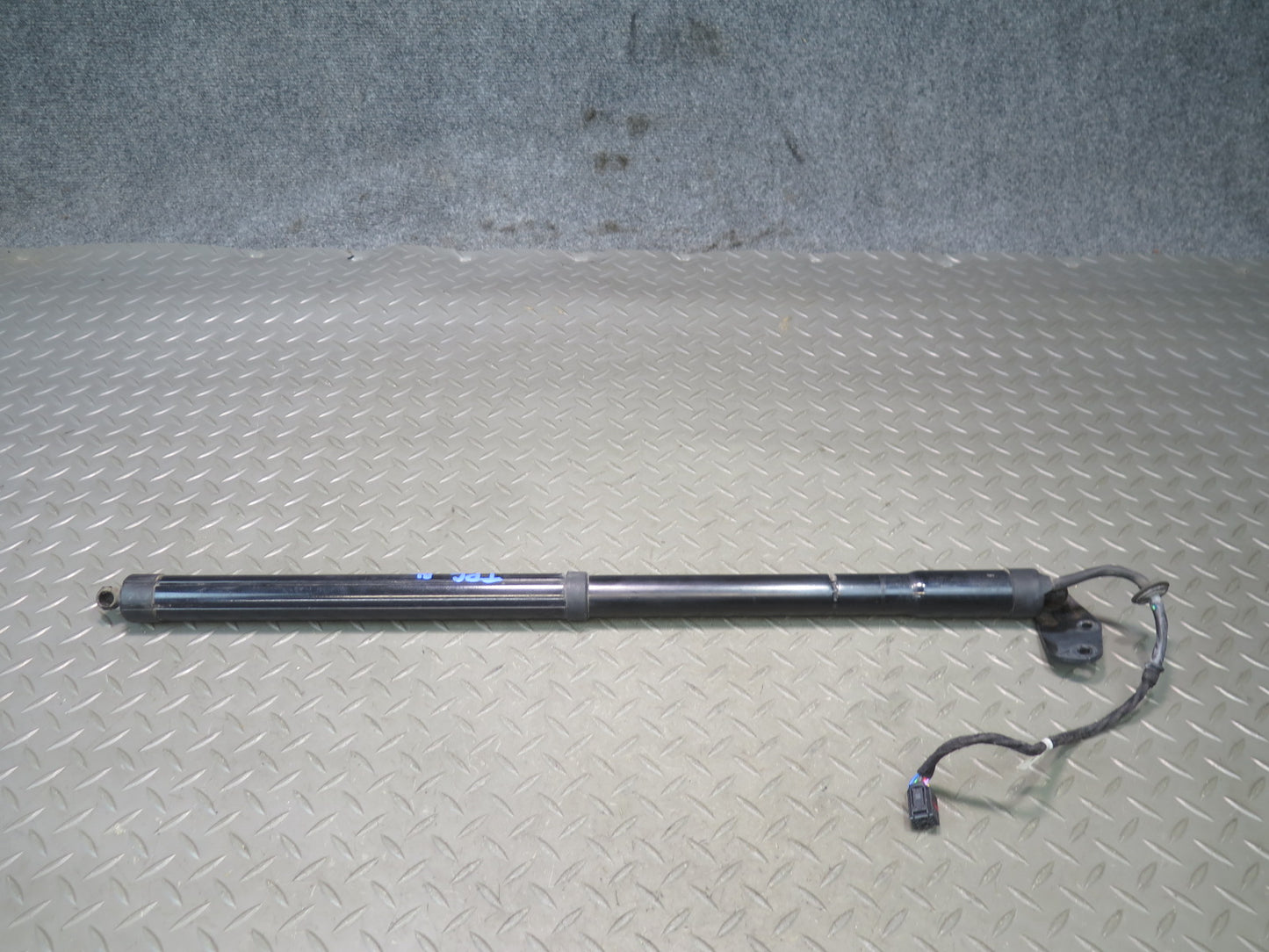 2011-2014 Porsche Cayenne 958 Rear Trunk Hatch Strut Shock Left Right Side Set