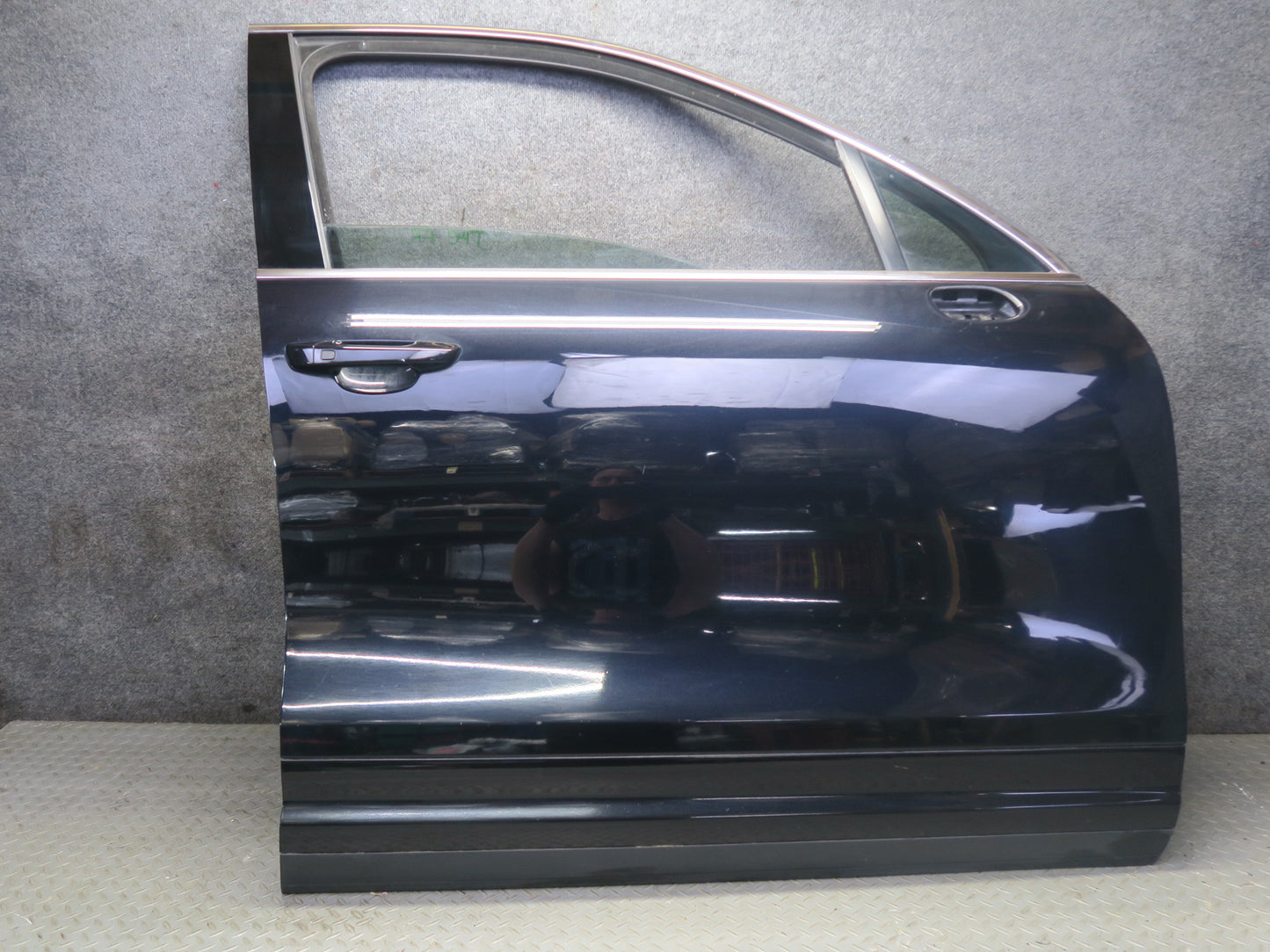 2011-2018 Porsche Cayenne 958 Front Right Side Door Shell Panel W/ Glass Black