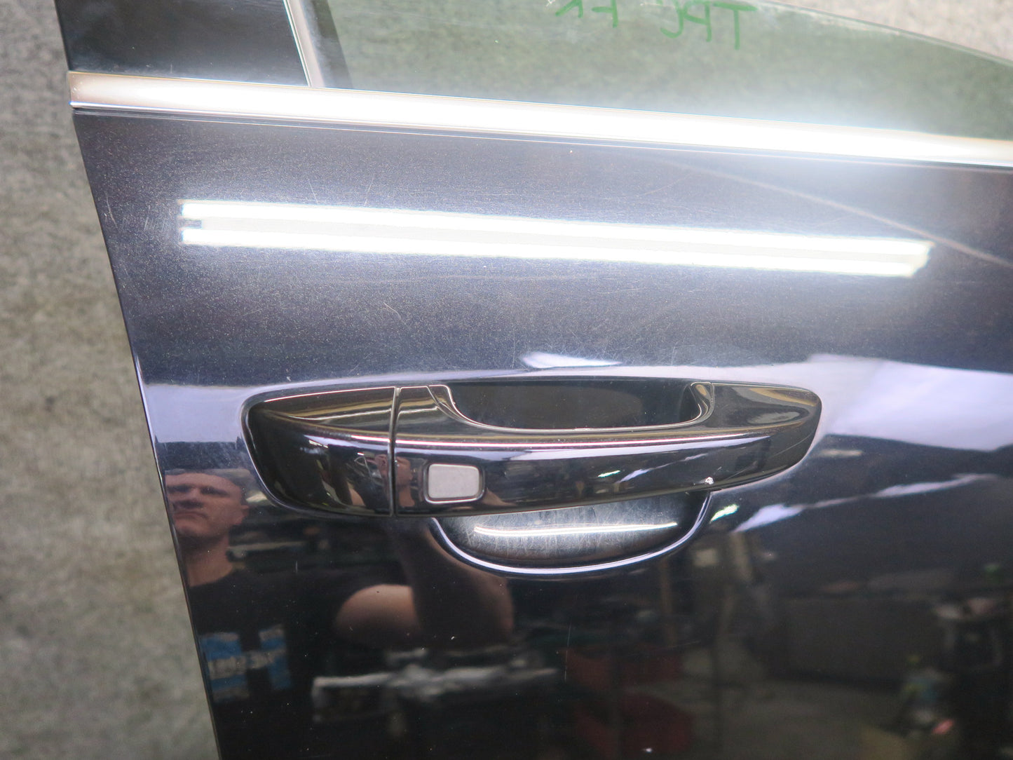 2011-2018 Porsche Cayenne 958 Front Right Side Door Shell Panel W/ Glass Black