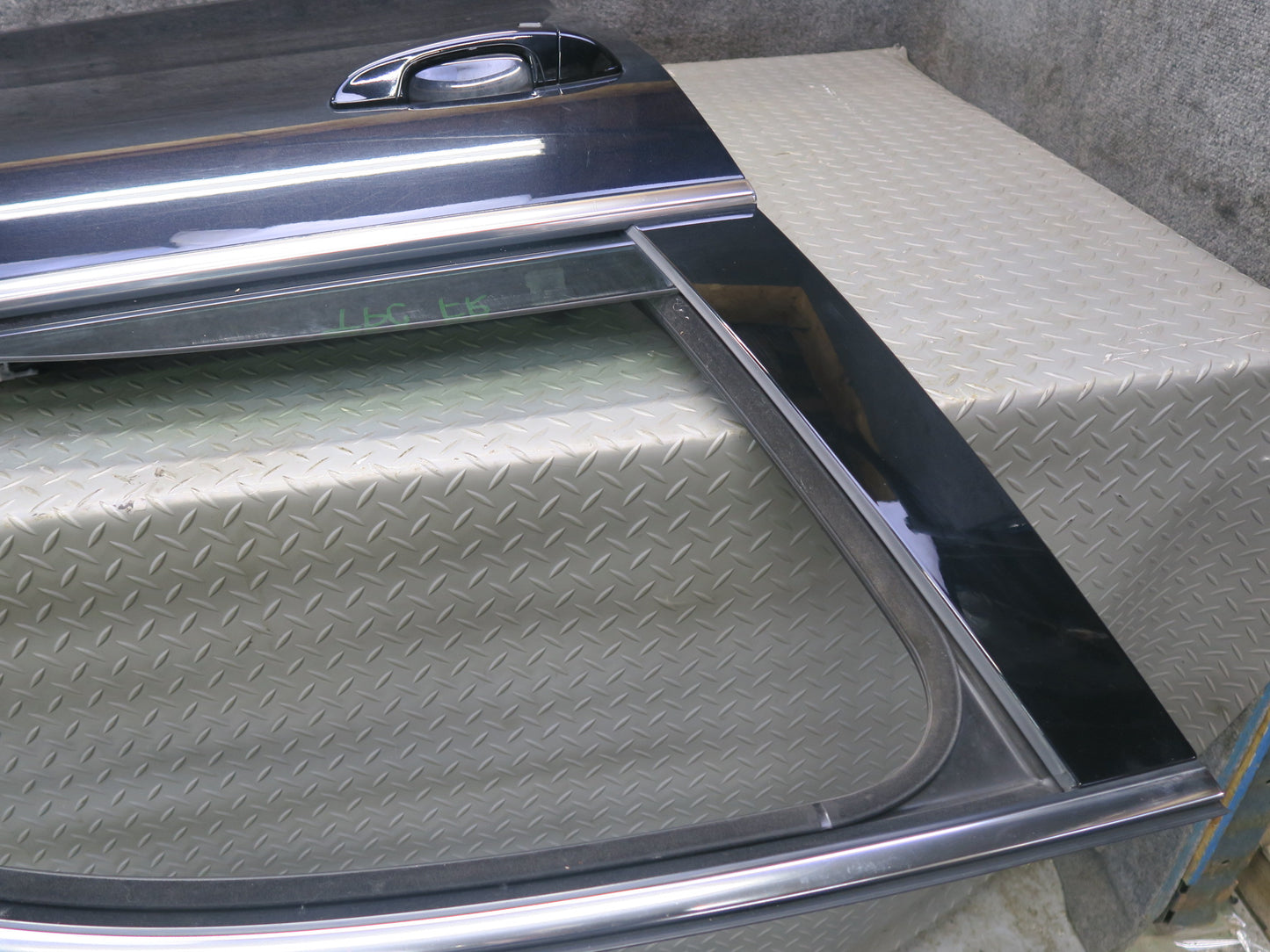 2011-2018 Porsche Cayenne 958 Front Right Side Door Shell Panel W/ Glass Black