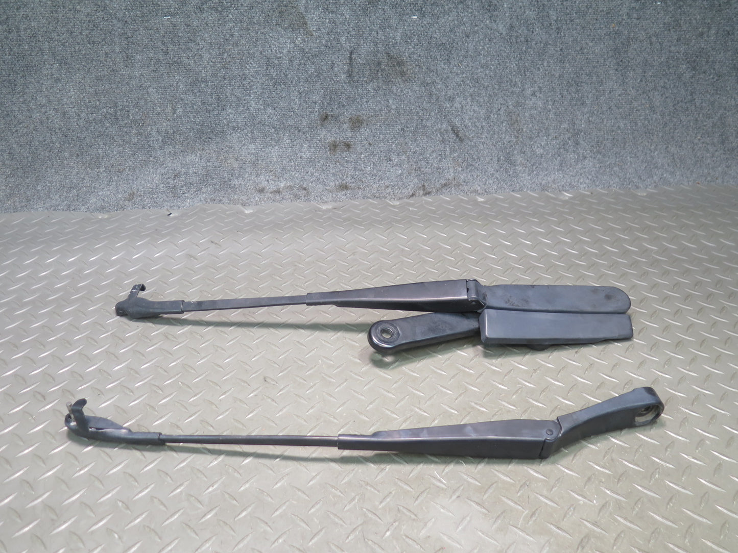 2011-2018 Porsche Cayenne 958 Front Right & Left Side Windshield Wiper Arm Set