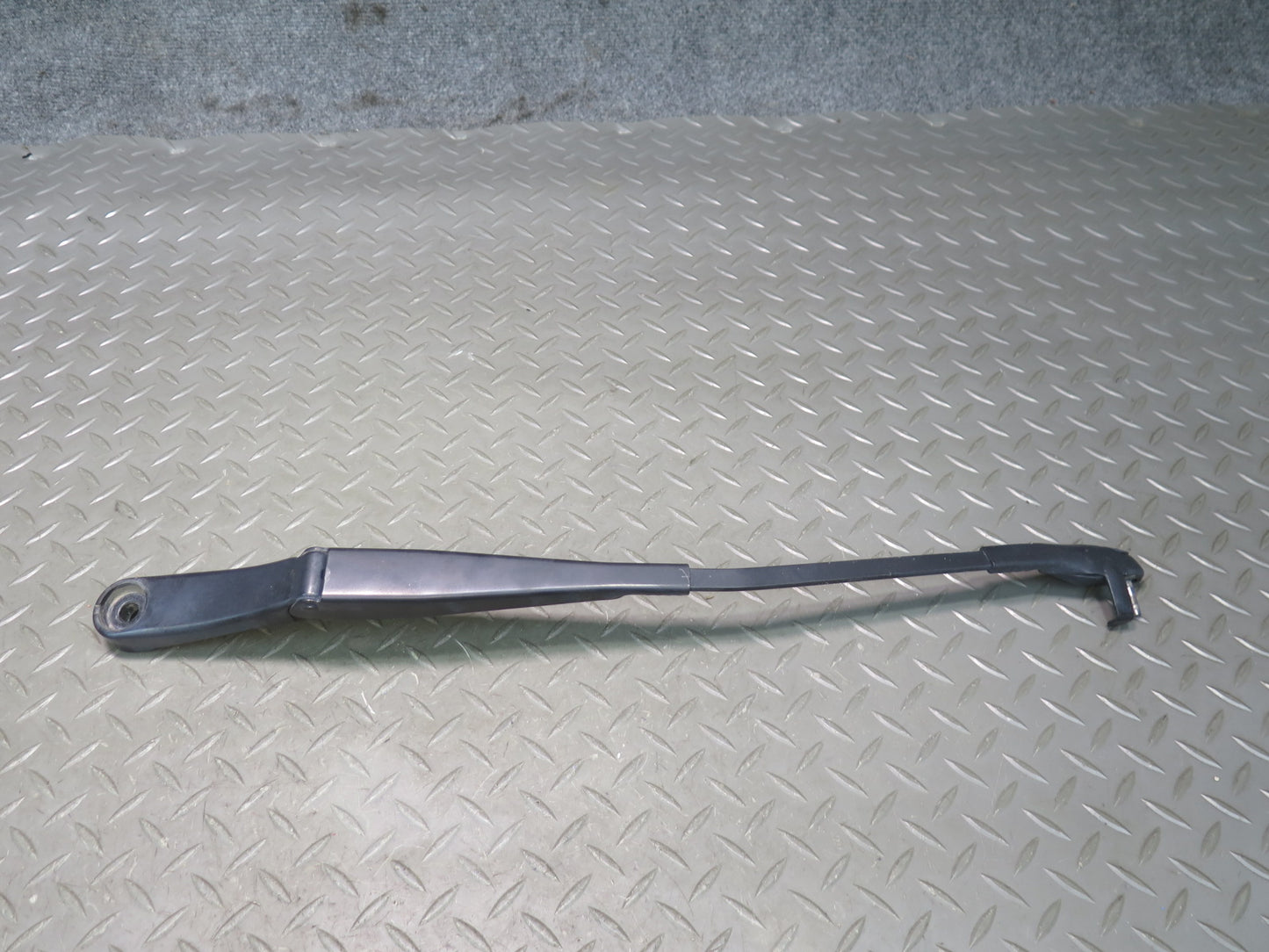 2011-2018 Porsche Cayenne 958 Front Right & Left Side Windshield Wiper Arm Set