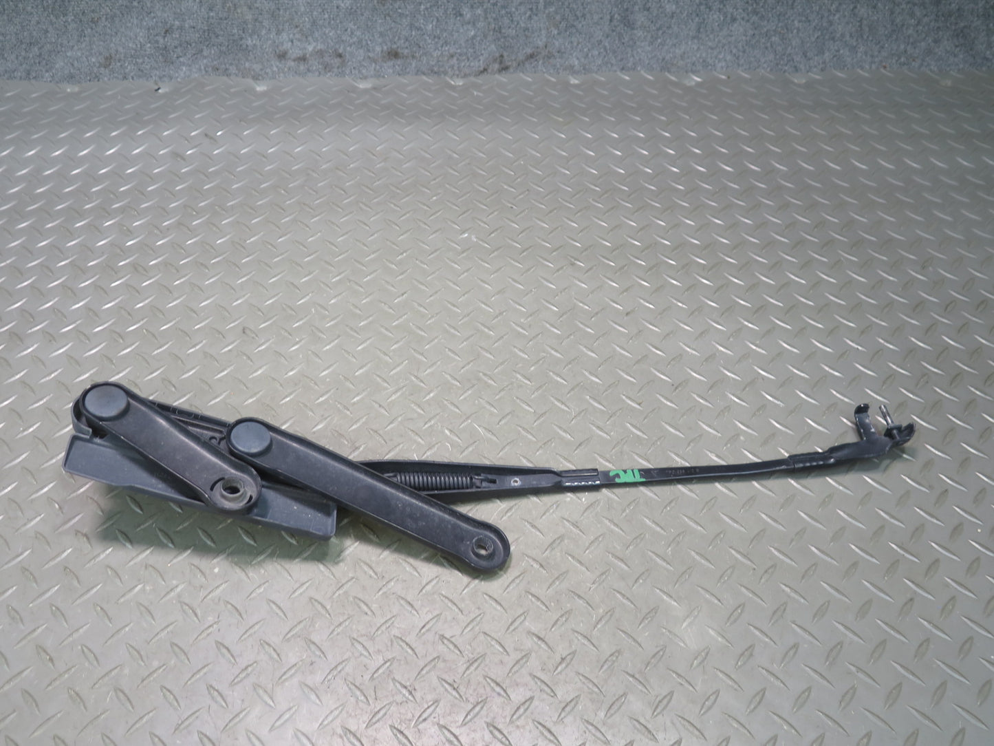 2011-2018 Porsche Cayenne 958 Front Right & Left Side Windshield Wiper Arm Set