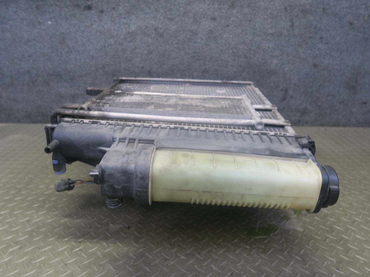 96-99 BMW E36 318iC M44 A/T Engine Radiator Condenser Oil Cooler Fan Shroud Assy