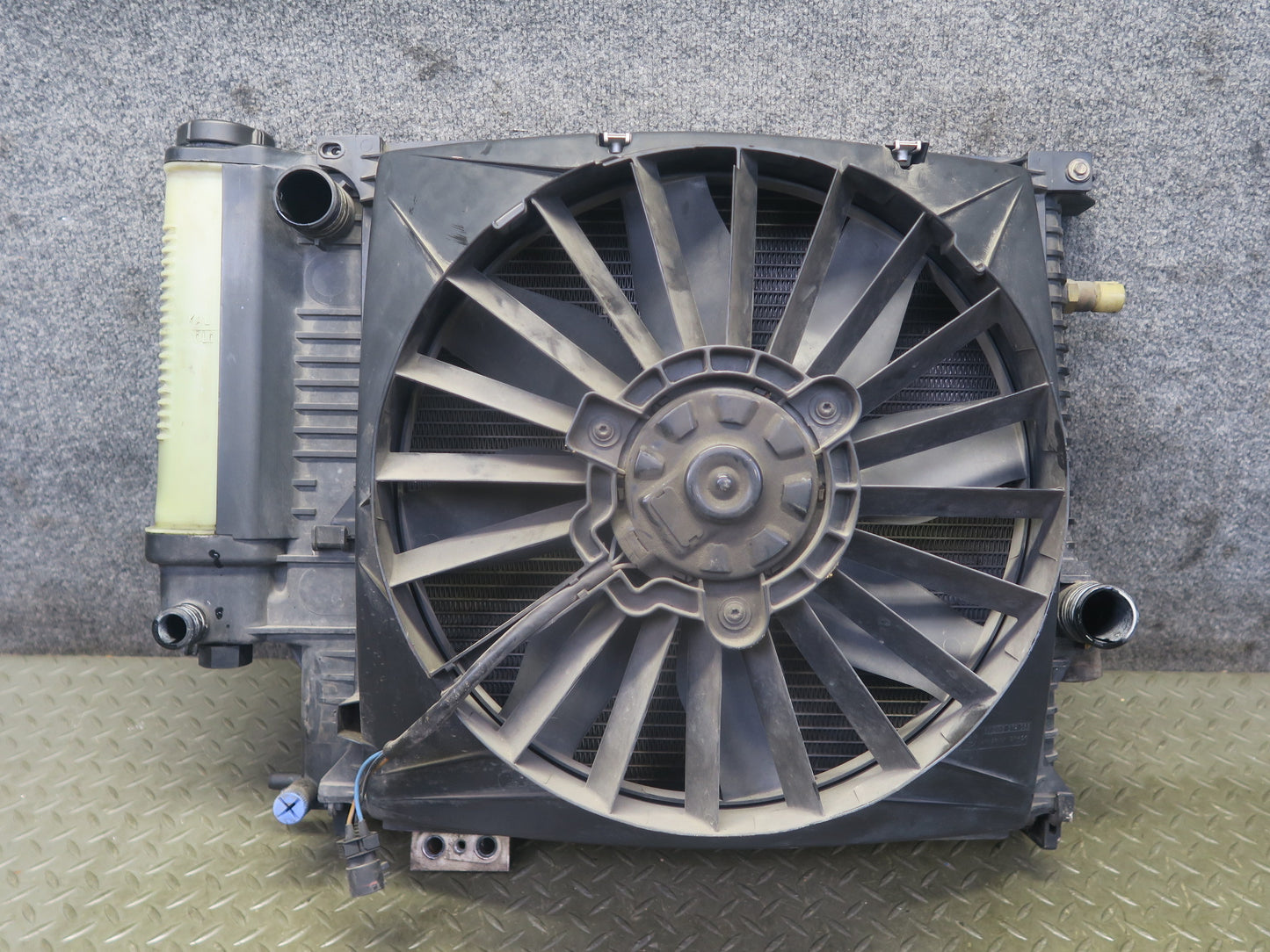 96-99 BMW E36 318iC M44 A/T Engine Radiator Condenser Oil Cooler Fan Shroud Assy