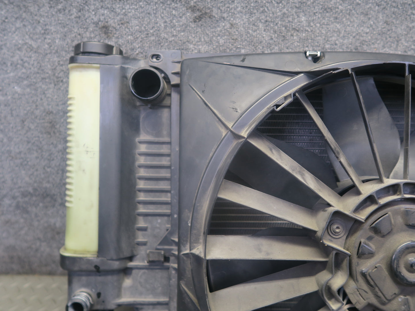 96-99 BMW E36 318iC M44 A/T Engine Radiator Condenser Oil Cooler Fan Shroud Assy