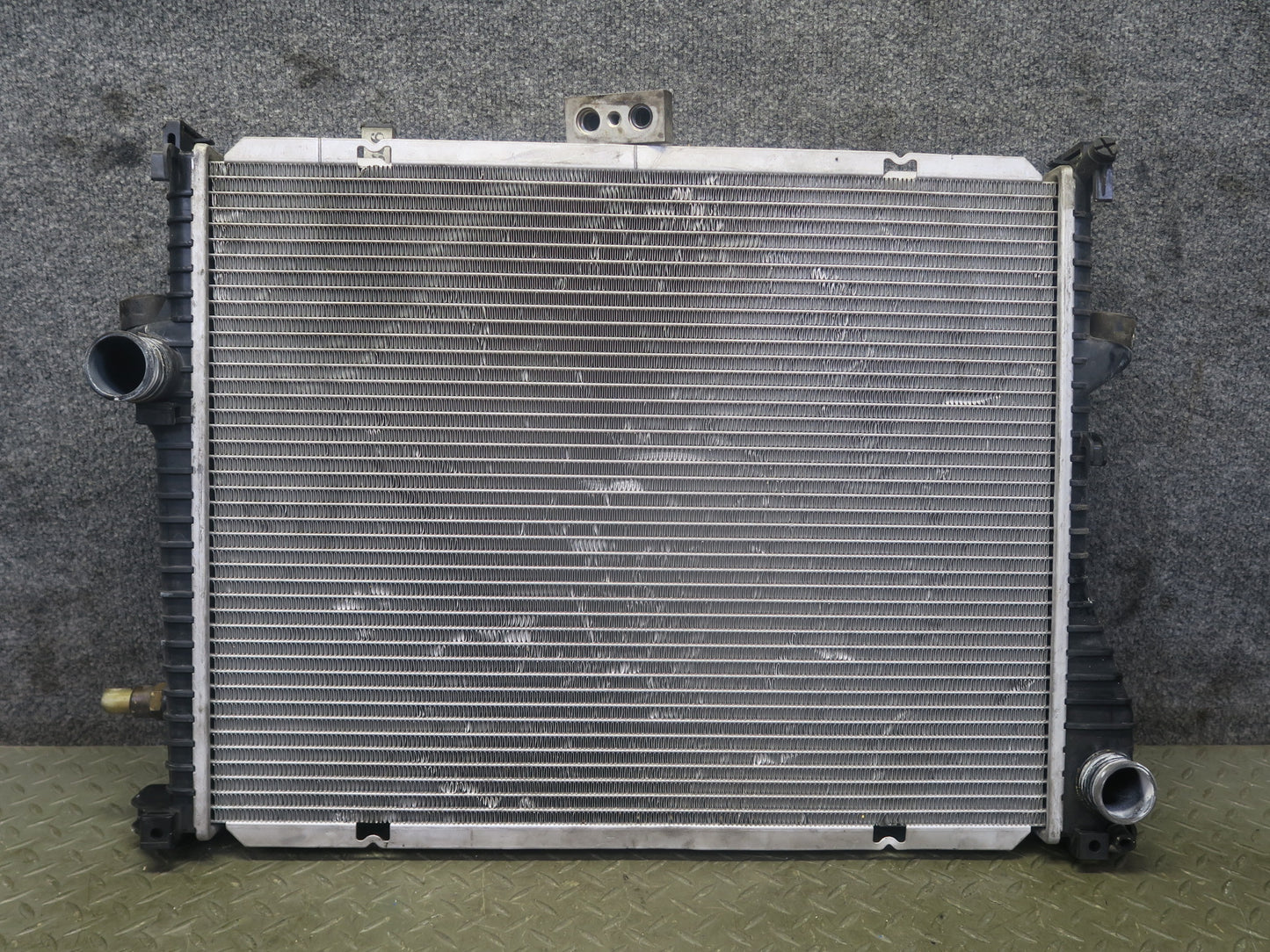 97-98 BMW E36 Z3 2.8L Engine Cooling Radiator w A/T Transmission Oil Cooler OEM