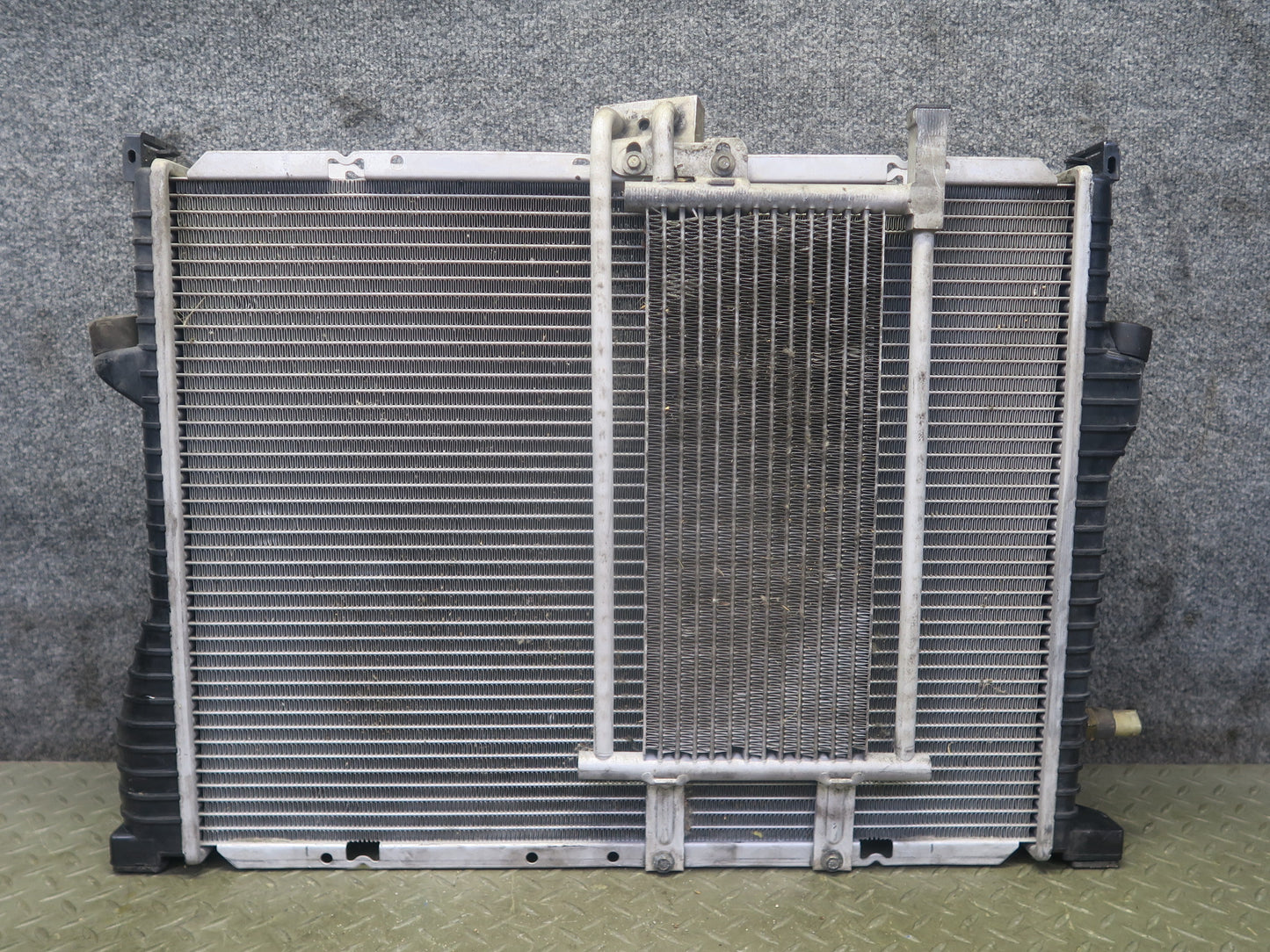 97-98 BMW E36 Z3 2.8L Engine Cooling Radiator w A/T Transmission Oil Cooler OEM